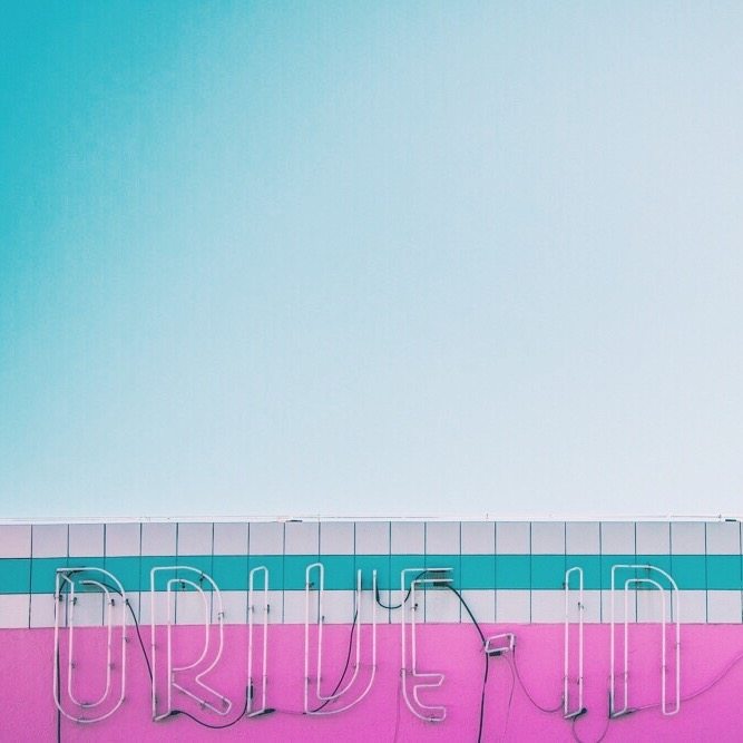 California Dreaming mural - Pink and Blue hues: Inspirations from Los Angeles - More on Houseofcomil.com