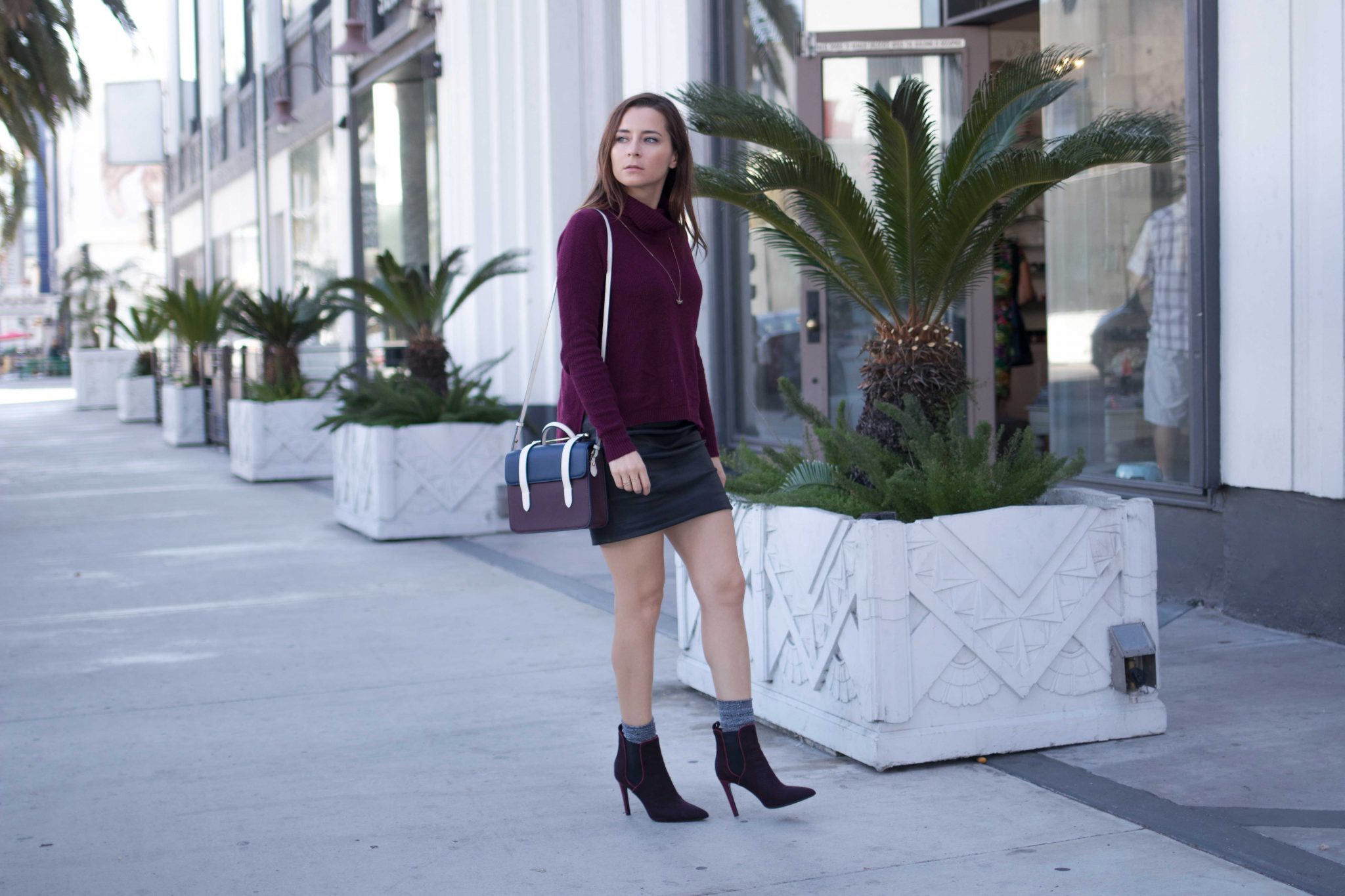 Best burgundy accessories Burgundy Handbags and Burgundy Shoes Fall winter 2017. Read more on Houseofcomil.com and discover the designers Strathberry and Erin Adamson Luxury Shoes