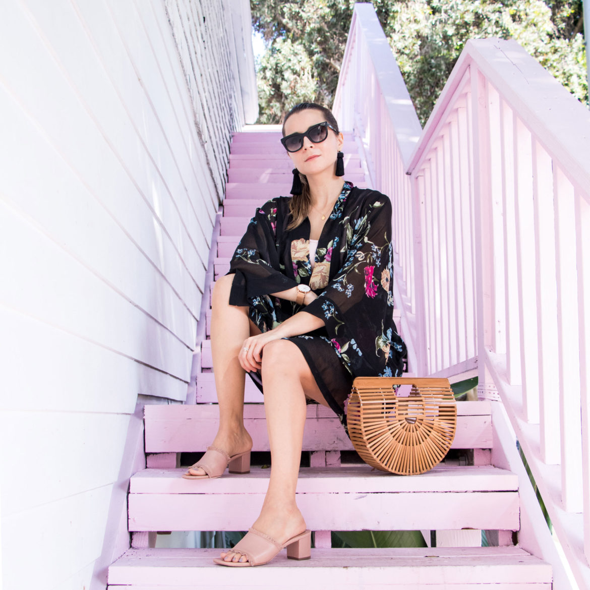 3 it-pieces for the summer: The black floral summer kimono, the cult gaia bag and the blush mules. More outfit inspirations on Modersvp.com