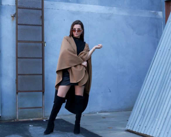 Donni Beige Cape: Swap your beige coat for a beige cape - Donni Shop Review and Donni Coupon Code. House of Comil is a Fashion and Lifestyle blog edited by Julia Comil, A French Fashion Blogger in Los Angeles