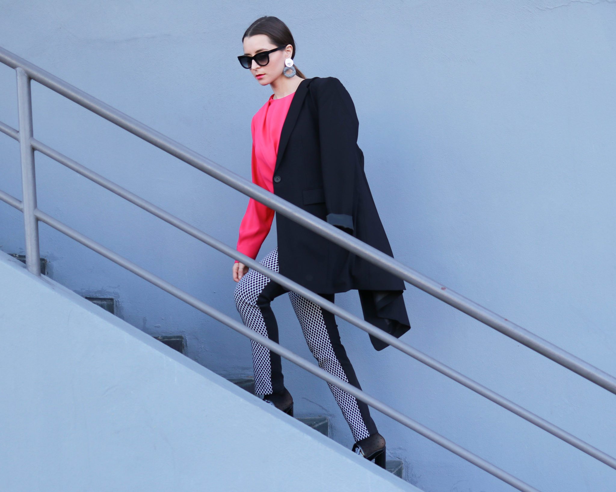 How to style the oversized blazer? 3 outfit ideas with the long black blazer for women from DSTLD. Get 20% off at DSTLD - more info on House of Comil - Fashion style blog by the French Fashion Blogger Julia Comil based in Los Angeles