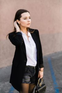 How to style the oversized blazer? 3 outfit ideas with the long black blazer for Womens from DSTLD. Get 20% off at DSTLD - more info on House of Comil - Fashion style blog by the French Fashion Blogger Julia Comil based in Los Angeles 