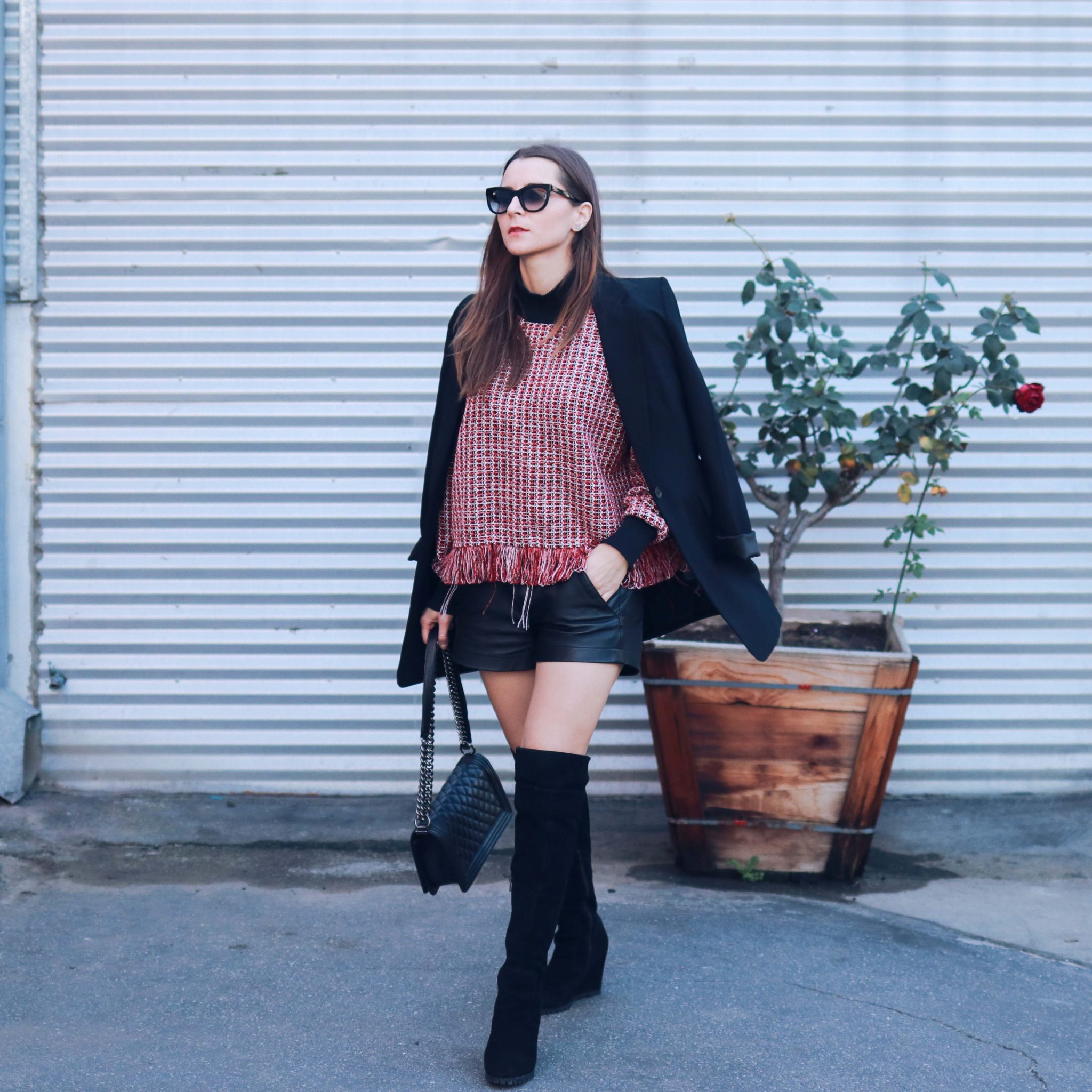 How to style the oversized blazer? 3 outfit ideas with the long black blazer for Womens from DSTLD. Get 20% off at DSTLD - more info on House of Comil - Fashion style blog by the French Fashion Blogger Julia Comil based in Los Angeles 