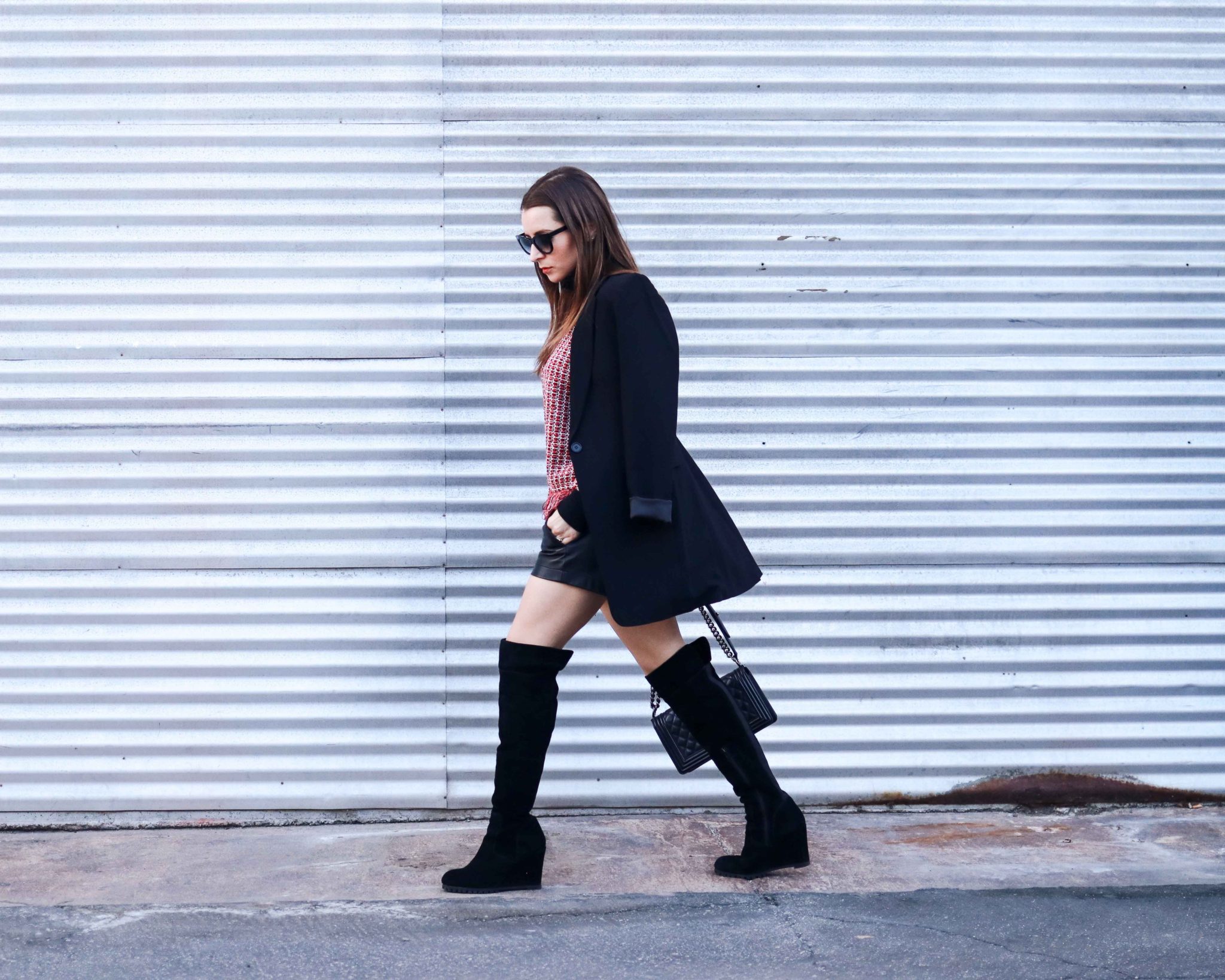 How to style the oversized blazer? 3 outfit ideas with the long black blazer for Womens from DSTLD. Get 20% off at DSTLD - more info on House of Comil - Fashion style blog by the French Fashion Blogger Julia Comil based in Los Angeles 