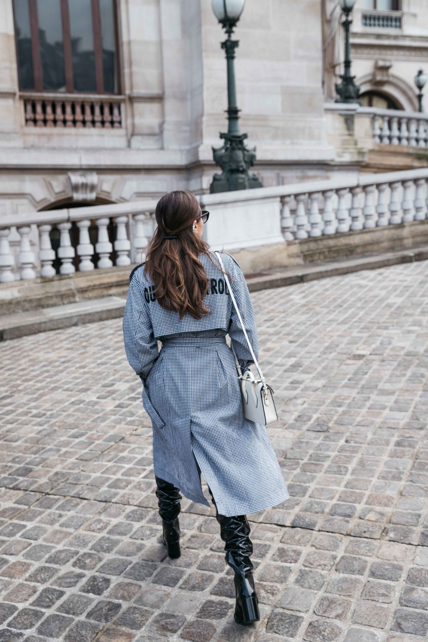 Best Street Style Paris Fashion Week Mars 2018 of Julia Comil / French Fashion Blogger in Los Angeles - Outfit for Leonard Paris Fall Winter 2018 2019 show - gingham spring coat by Mo&Co - Patent over the knee boots by Aldo - Strathberry bag - Shot in Paris Palais Garnier