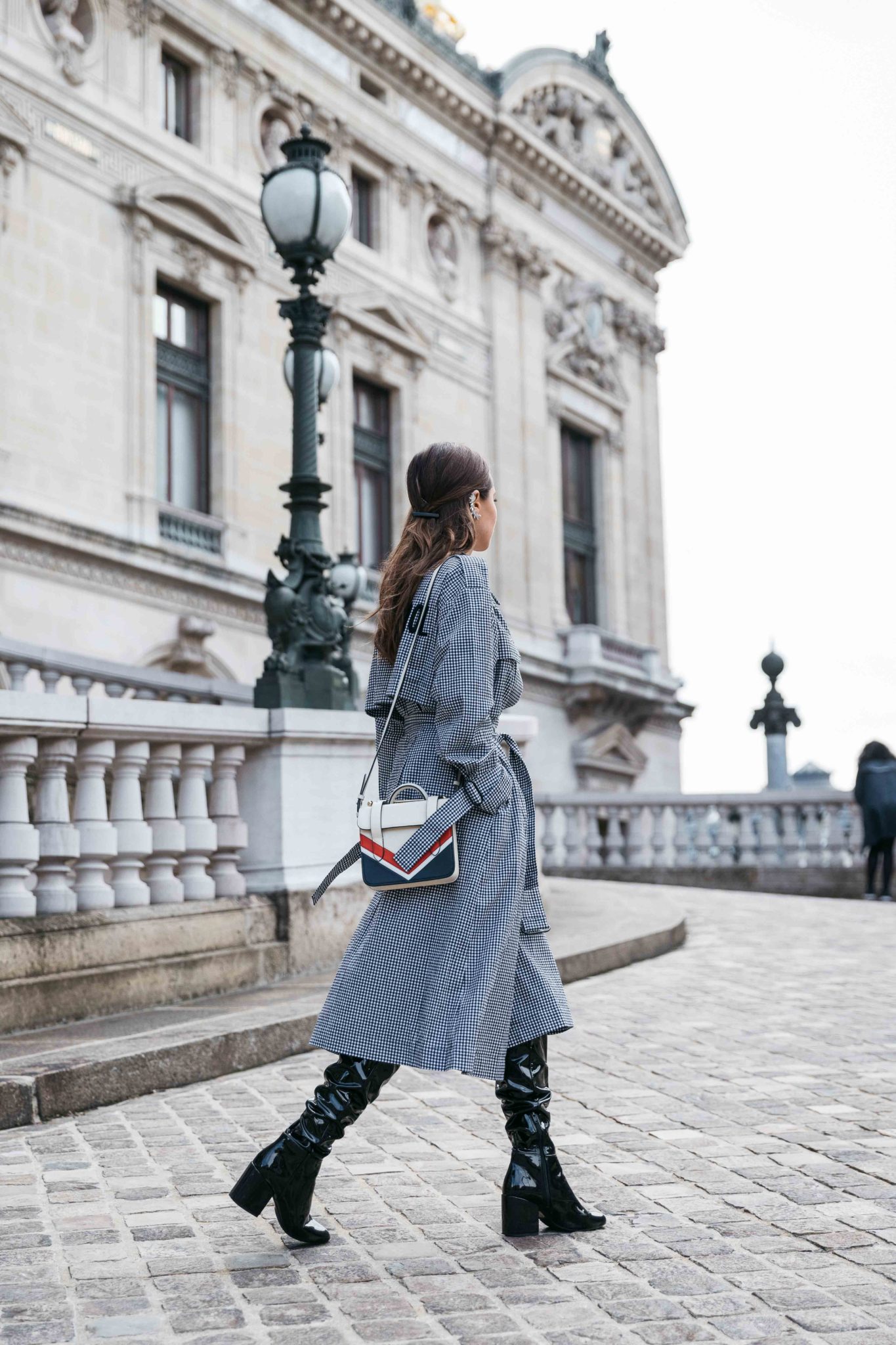 Best Street Style Paris Fashion Week Mars 2018 of Julia Comil / French Fashion Blogger in Los Angeles - Outfit for Leonard Paris Fall Winter 2018 2019 show - gingham trench coat Out Of Control by Mo&Co - Patent over the knee boots by Aldo - Strathberry bag - Shot in Paris Palais Garnier