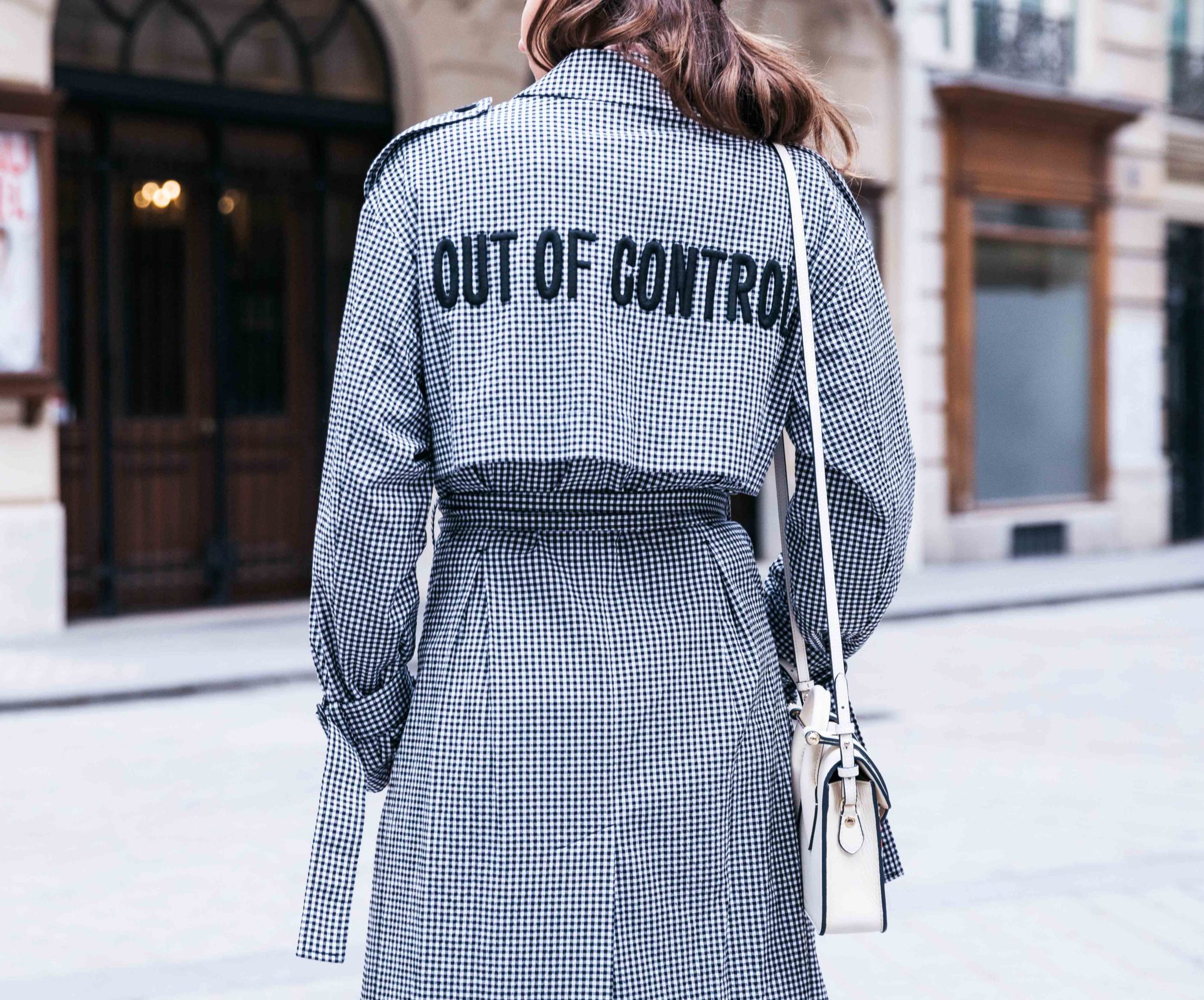 Best Street Style Paris Fashion Week Mars 2018 of Julia Comil / French Fashion Blogger in Los Angeles - Outfit for Leonard Paris Fall Winter 2018 2019 show - gingham trench coat Out Of Control by Mo&Co - Patent over the knee boots by Aldo - Strathberry bag - Shot in Paris Palais Garnier