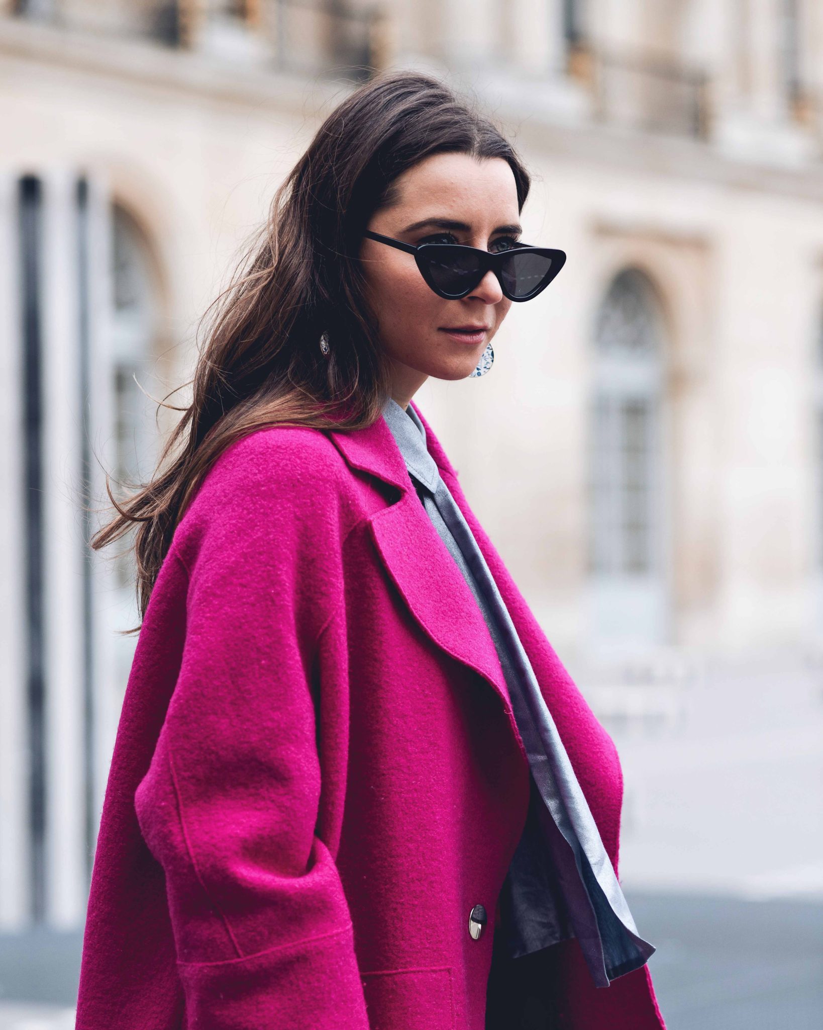 Best Street Style Paris Fashion Week Mars 2018 of Julia Comil / French Fashion Blogger in Los Angeles - Outfit for John Galliano Fall Winter 2018 2019 show - Pink Tara Jarmon Coat and Blouse - Strathberry Bag - The Kooples Denim - Palais Royal