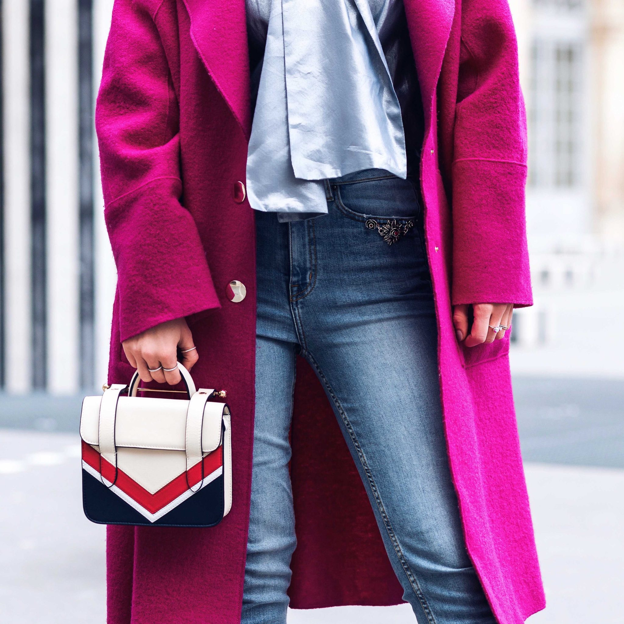 Best Street Style Paris Fashion Week Mars 2018 of Julia Comil / French Fashion Blogger in Los Angeles - Outfit for John Galliano Fall Winter 2018 2019 show - Pink Tara Jarmon Coat and Blouse - Strathberry Bag - The Kooples Denim