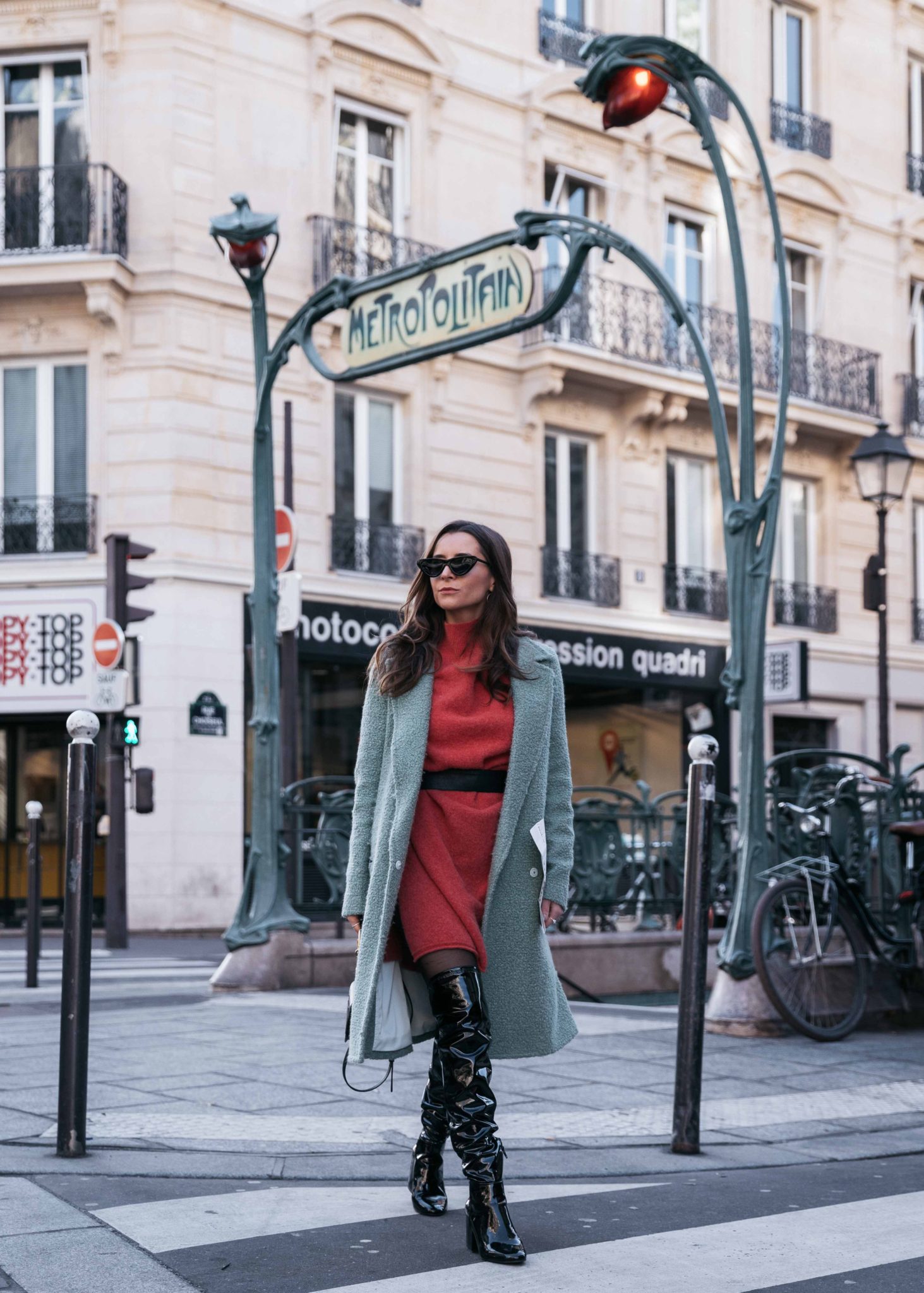 Best Street Style Paris Fashion Week Mars 2018 of Julia Comil / French Fashion Blogger in Los Angeles - Outfit for Ingie Paris Paris Fall Winter 2018 2019 show - Suistudio Mint Teddy Coat -Orange sweater dress by American Vintage