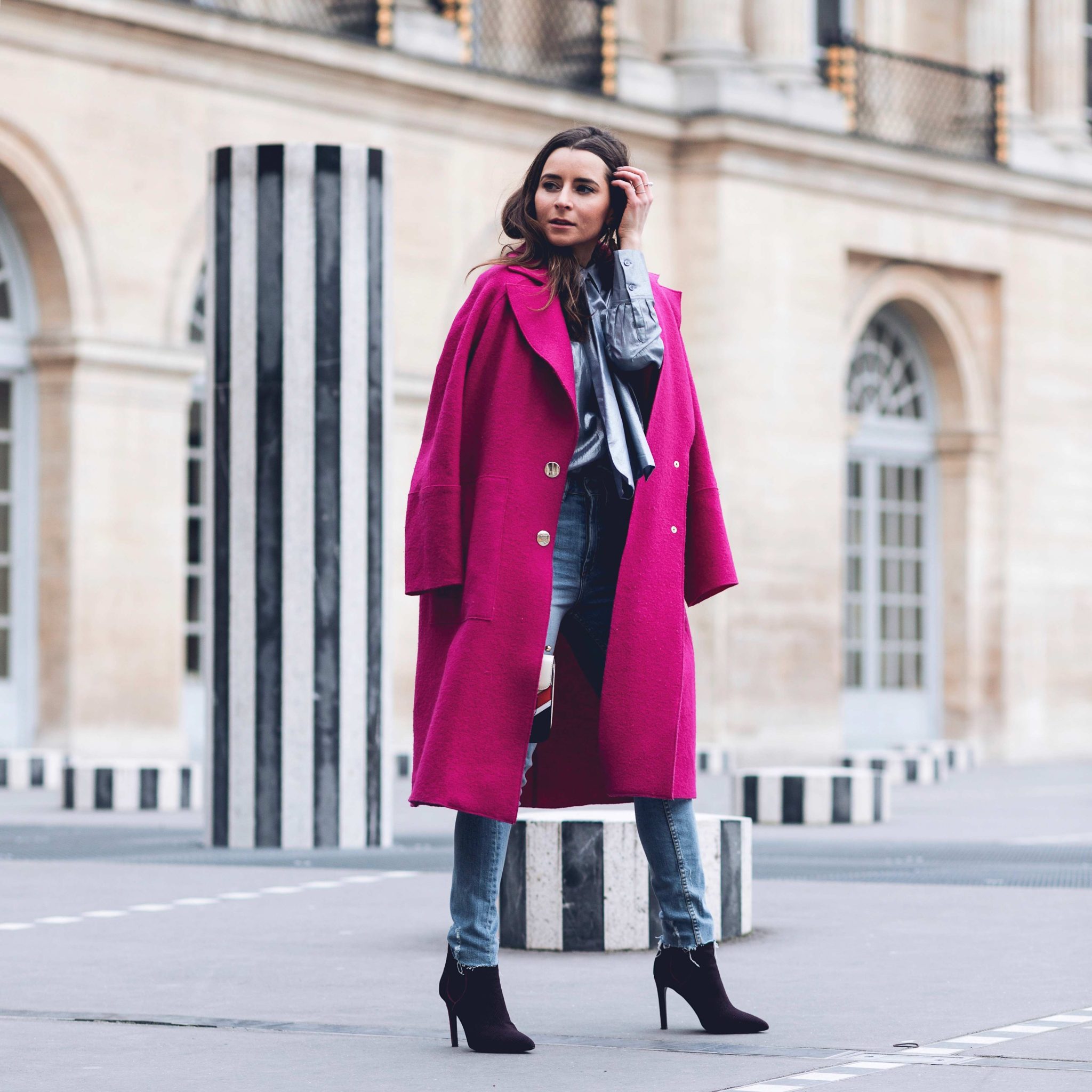 Best Street Style Paris Fashion Week Mars 2018 of Julia Comil / French Fashion Blogger in Los Angeles - Outfit for John Galliano Fall Winter 2018 2019 show - Pink Tara Jarmon Coat - Palais Royal