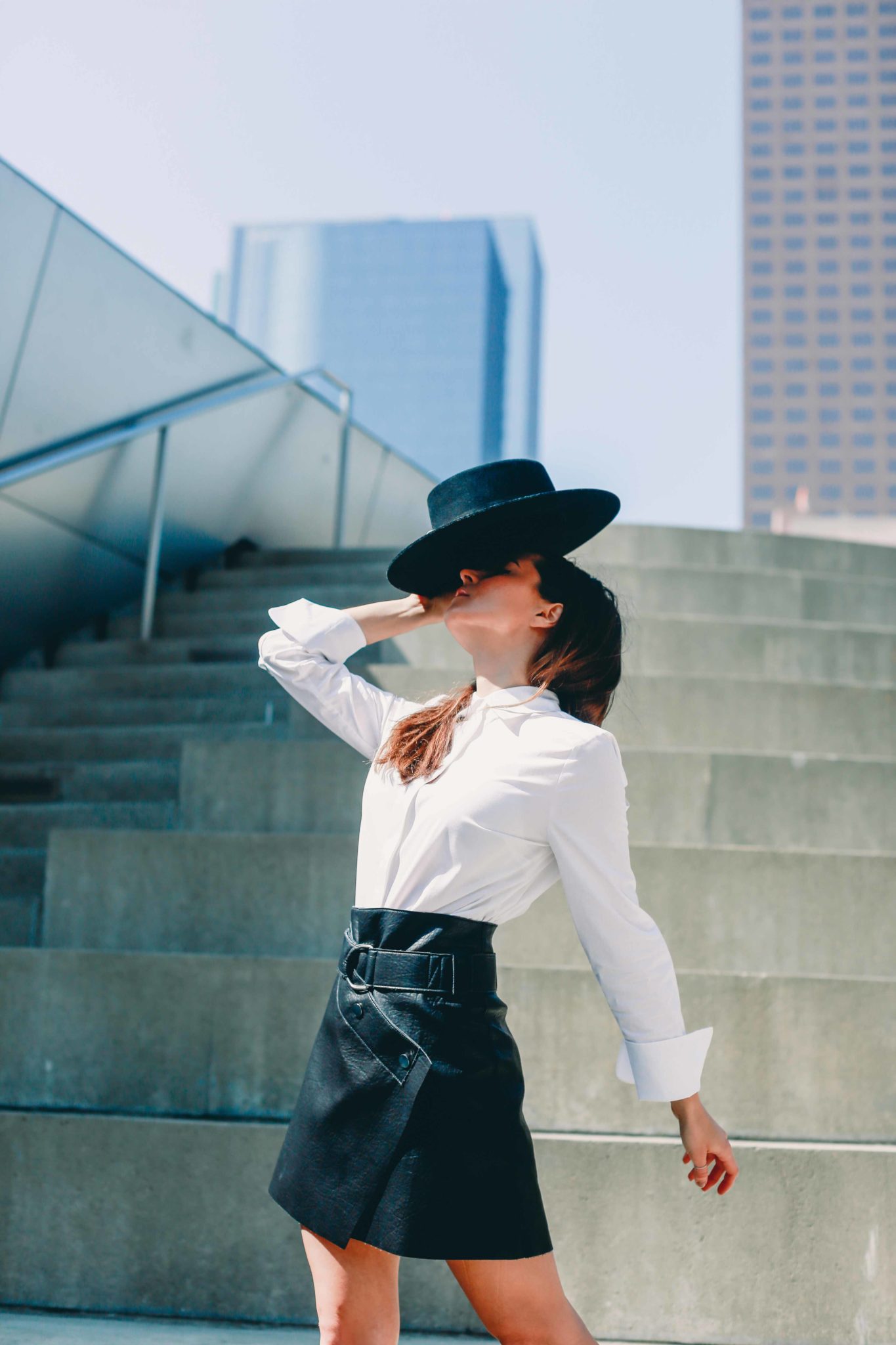 White Blouses for women: the perfect white shirt to work and the feminine blouse. Less than None Greater Than Review on Houseofcomil.com. Perfect gift for mother's day