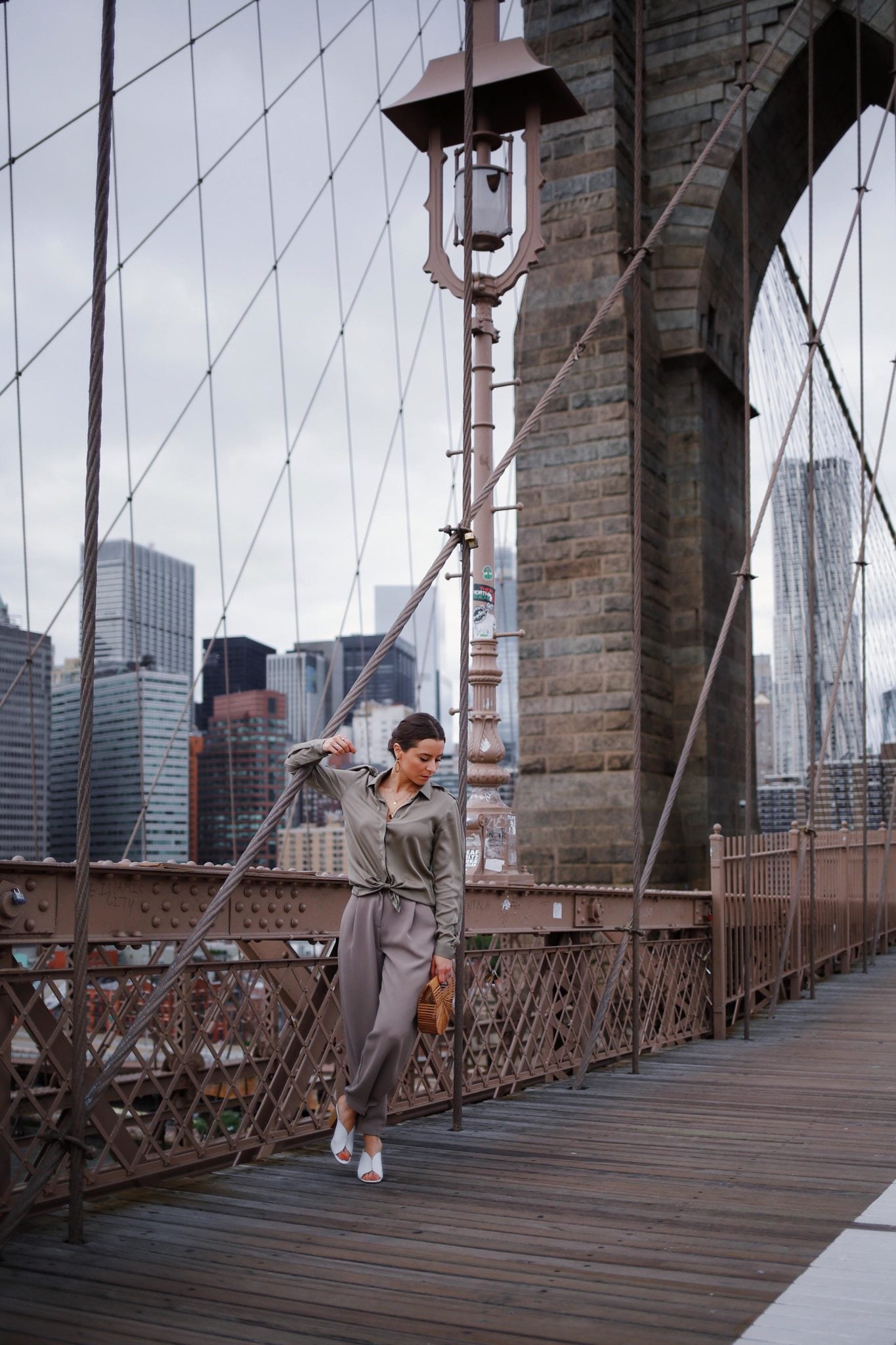 New York Inspiration Fashion Blog Bogdar Army Effortless Chic Outfit - Shot in New York - Brooklyn Bridge - Featuring Fashion Blogger Julia Comil