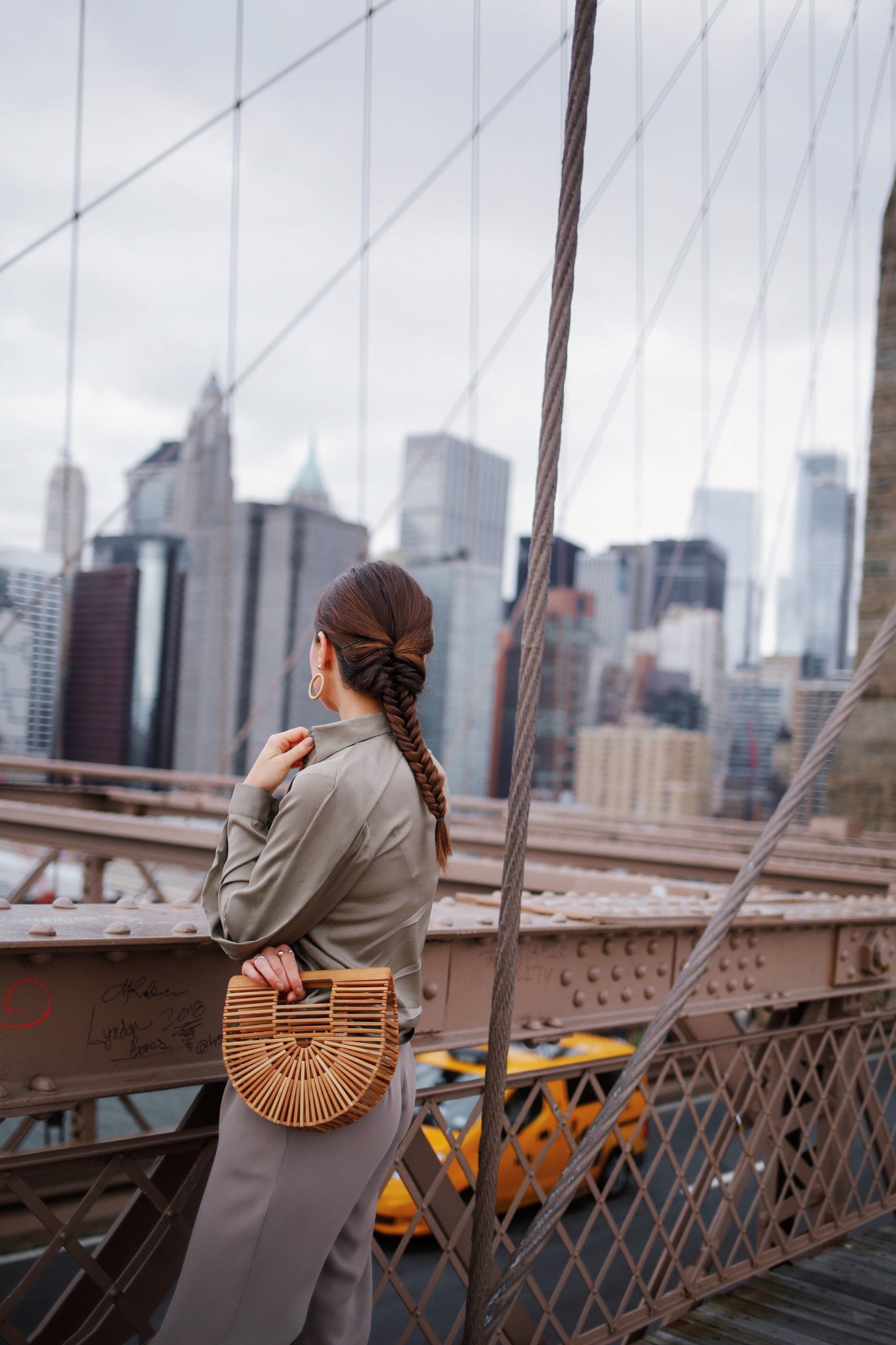 Bogdar Army Effortless Chic Outfit - Shot in New York - Brooklyn Bridge - Featuring Fashion Blogger Julia Comil