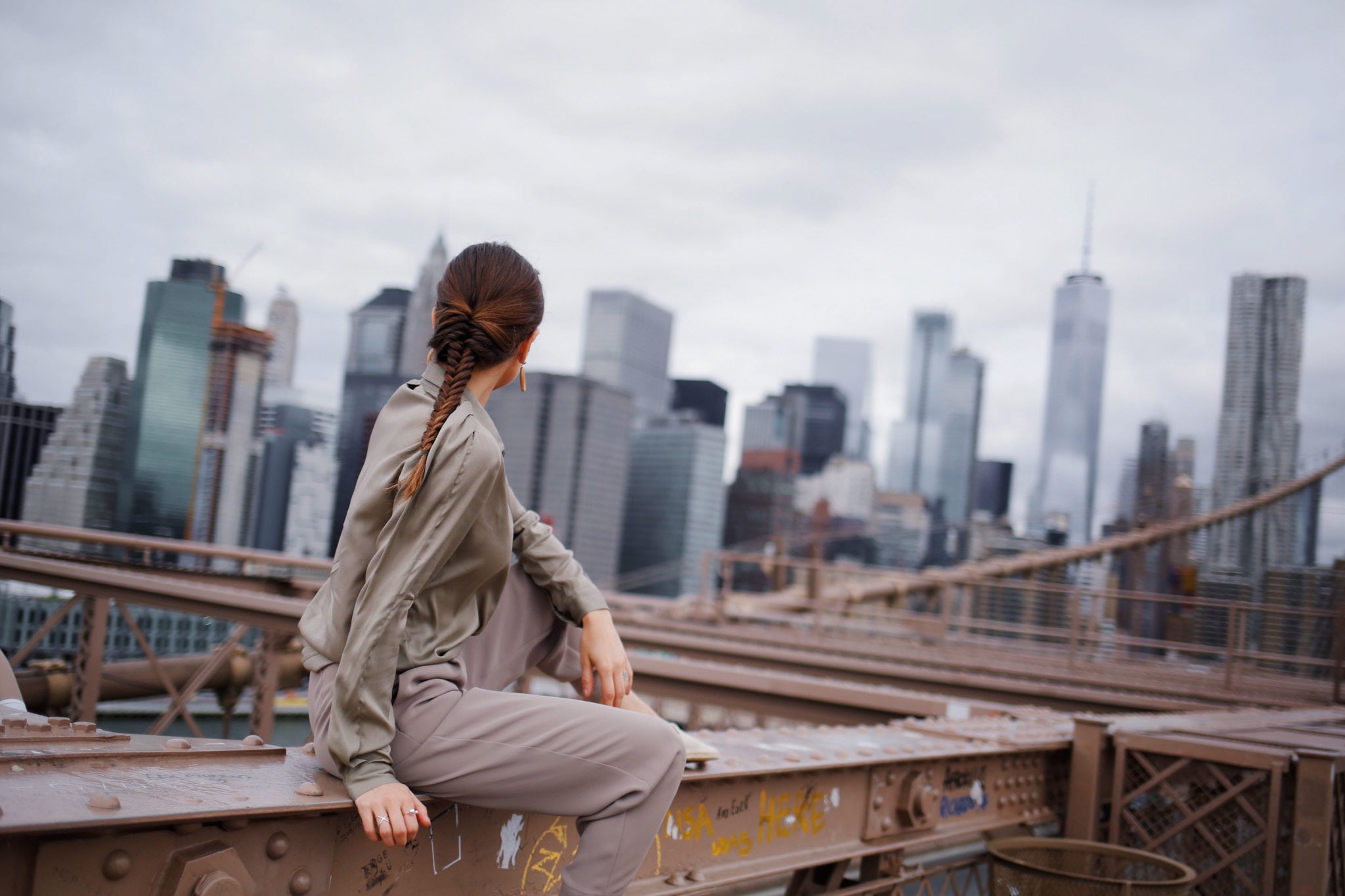 Bogdar Army Effortless Chic Outfit - Shot in New York - Brooklyn Bridge - Featuring Fashion Blogger Julia Comil