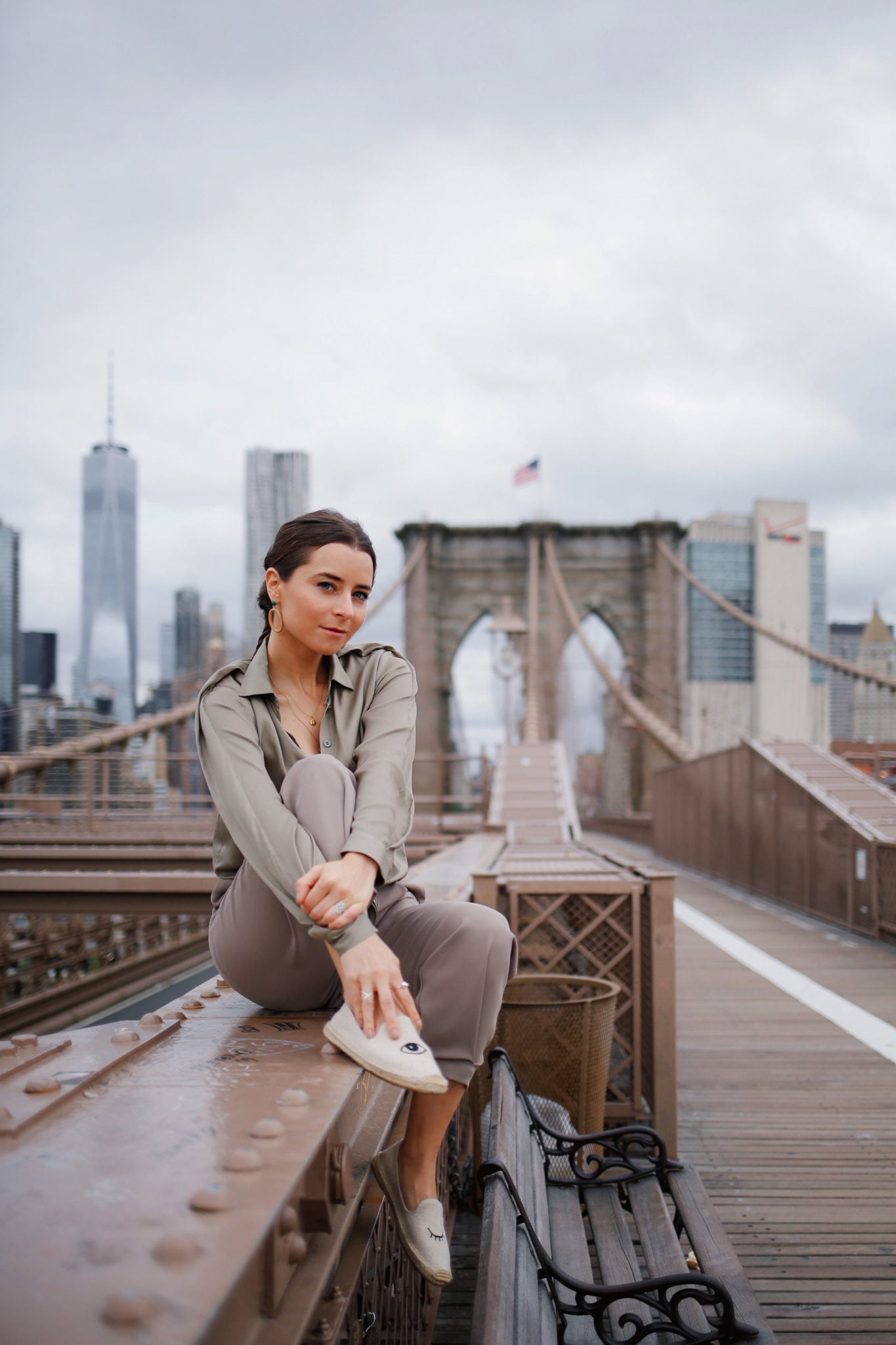 New York Inspiration Fashion Blog Bogdar Army Effortless Chic Outfit - Shot in New York - Brooklyn Bridge - Featuring Fashion Blogger Julia Comil