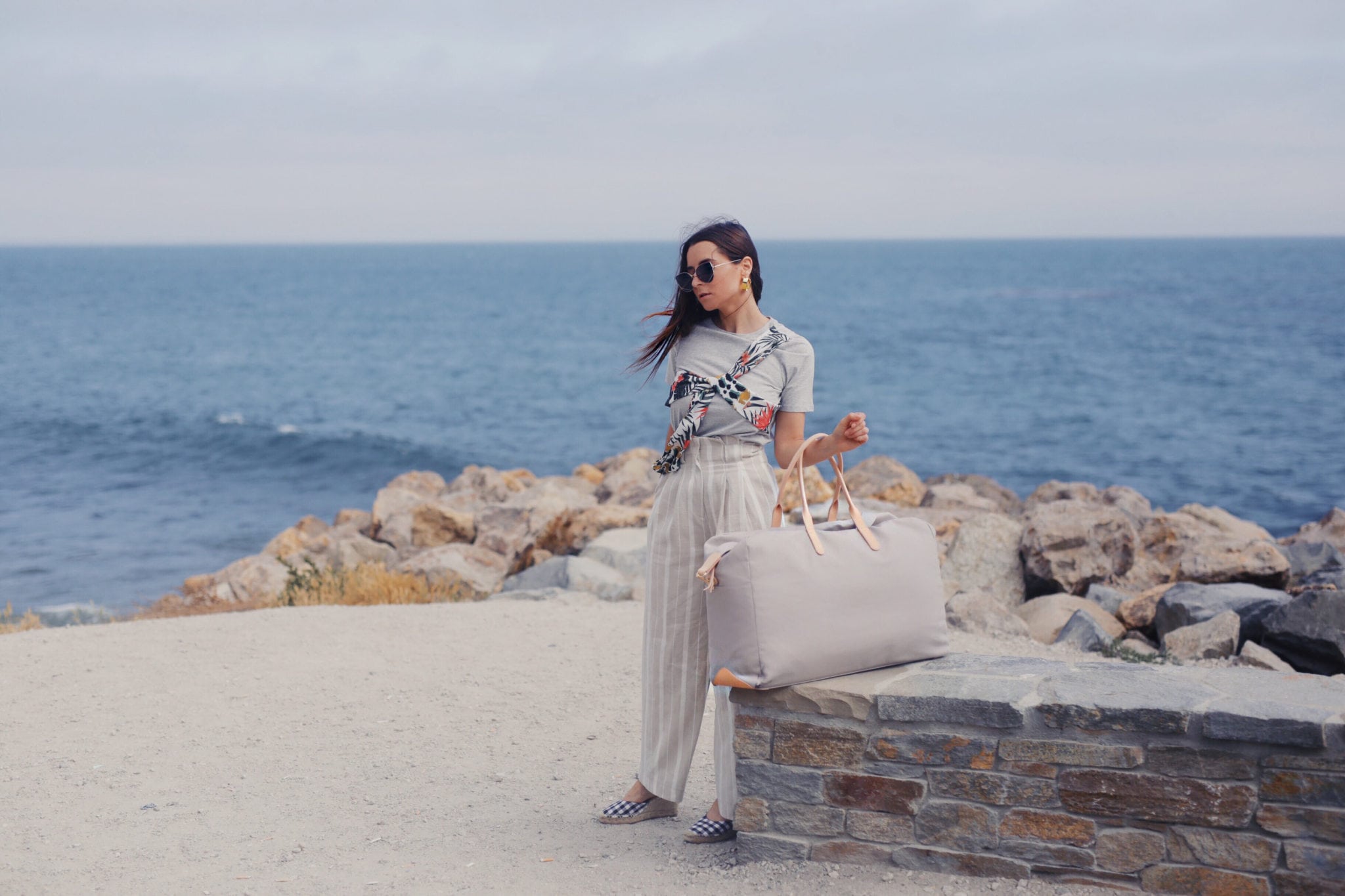 Summer Must-Have Items to pack - Review of cuyana weekender bag - weekend style ideas and cuyana review on Houseofcomil.com