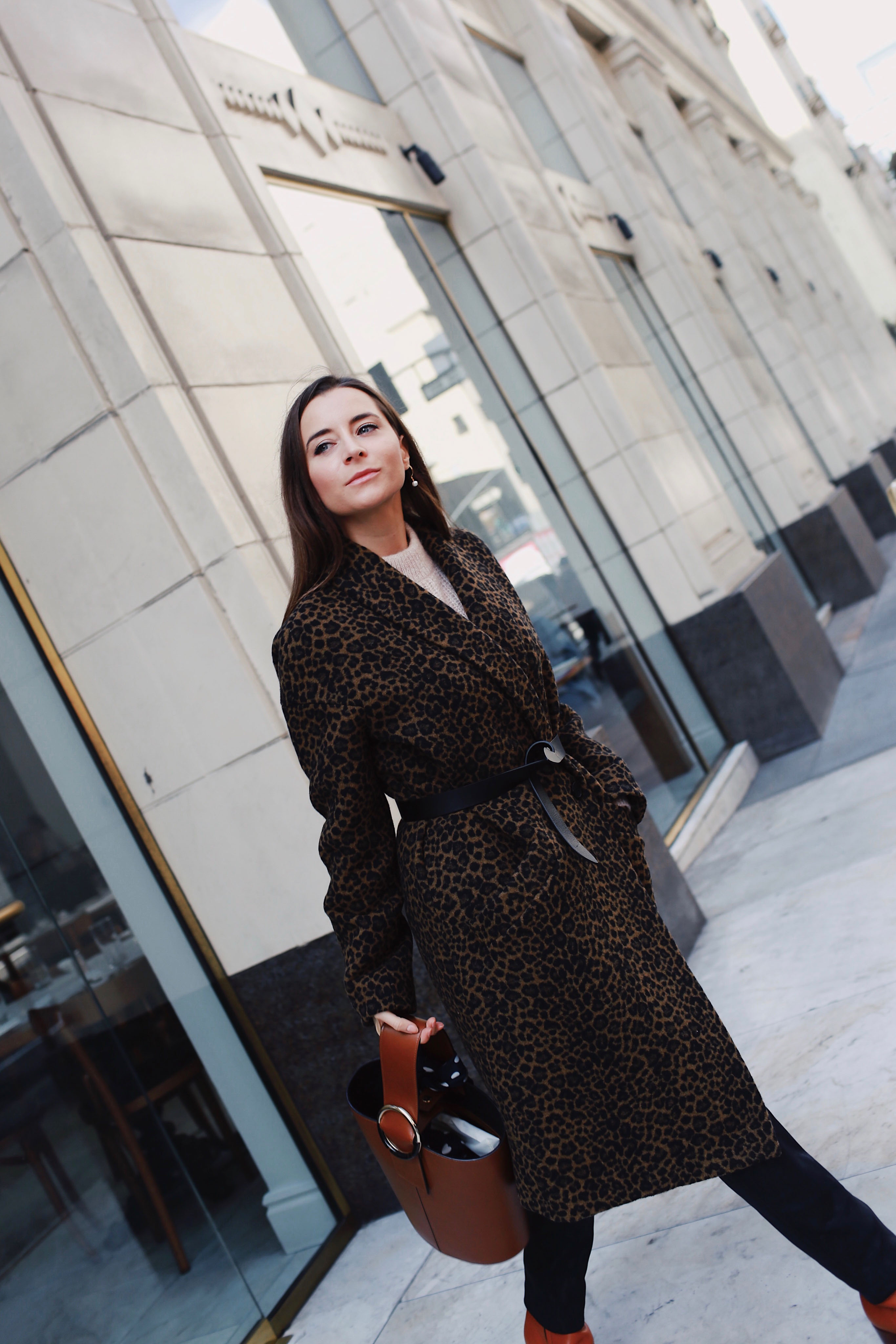 Fall Winter style: How to wear the animal print at work - Selection of my favorite leopard prints. Here wearing a Leopard Coat Tara Jarmon