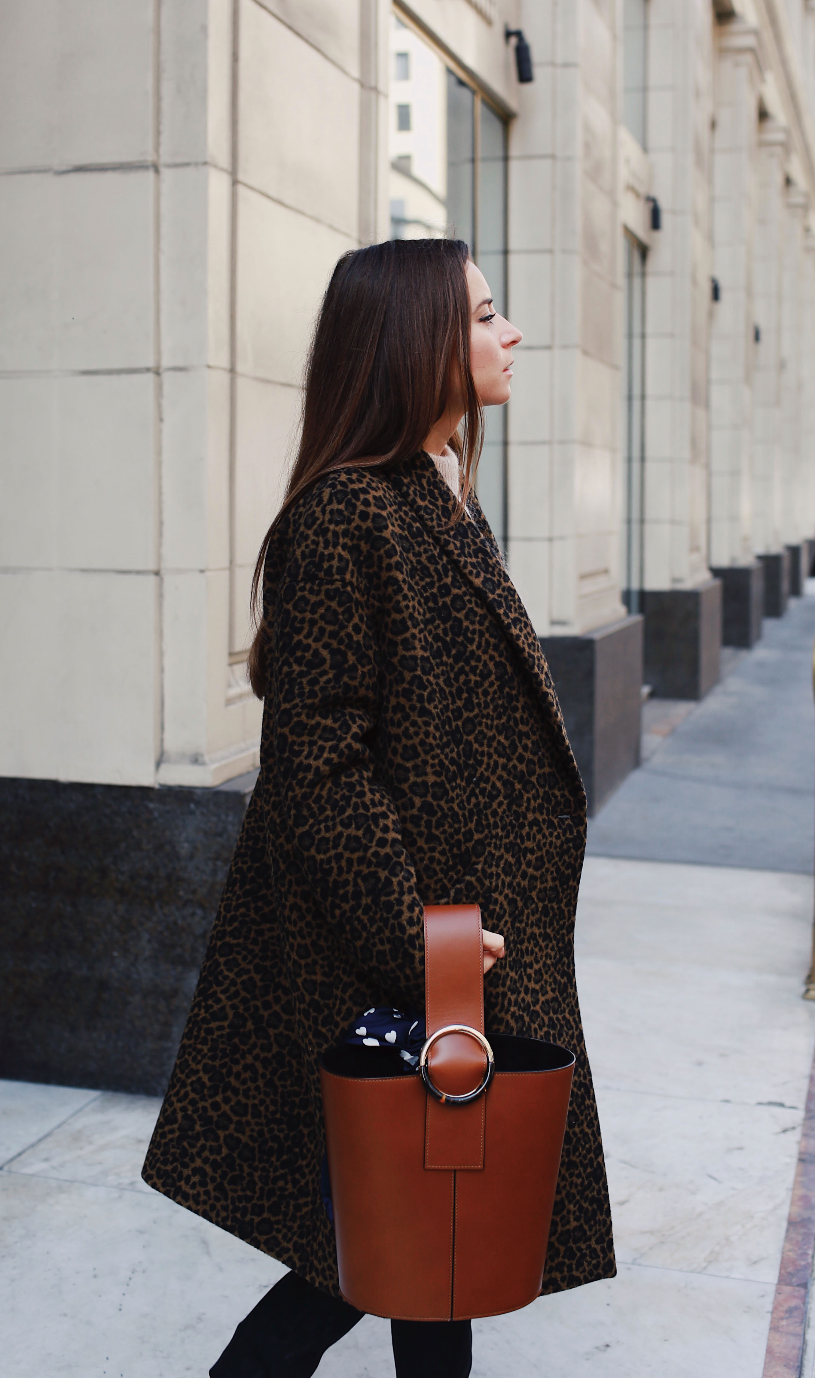 Fall Winter style: How to wear the animal print at work - Selection of my favorite leopard prints. Here wearing a Leopard Coat Tara Jarmon