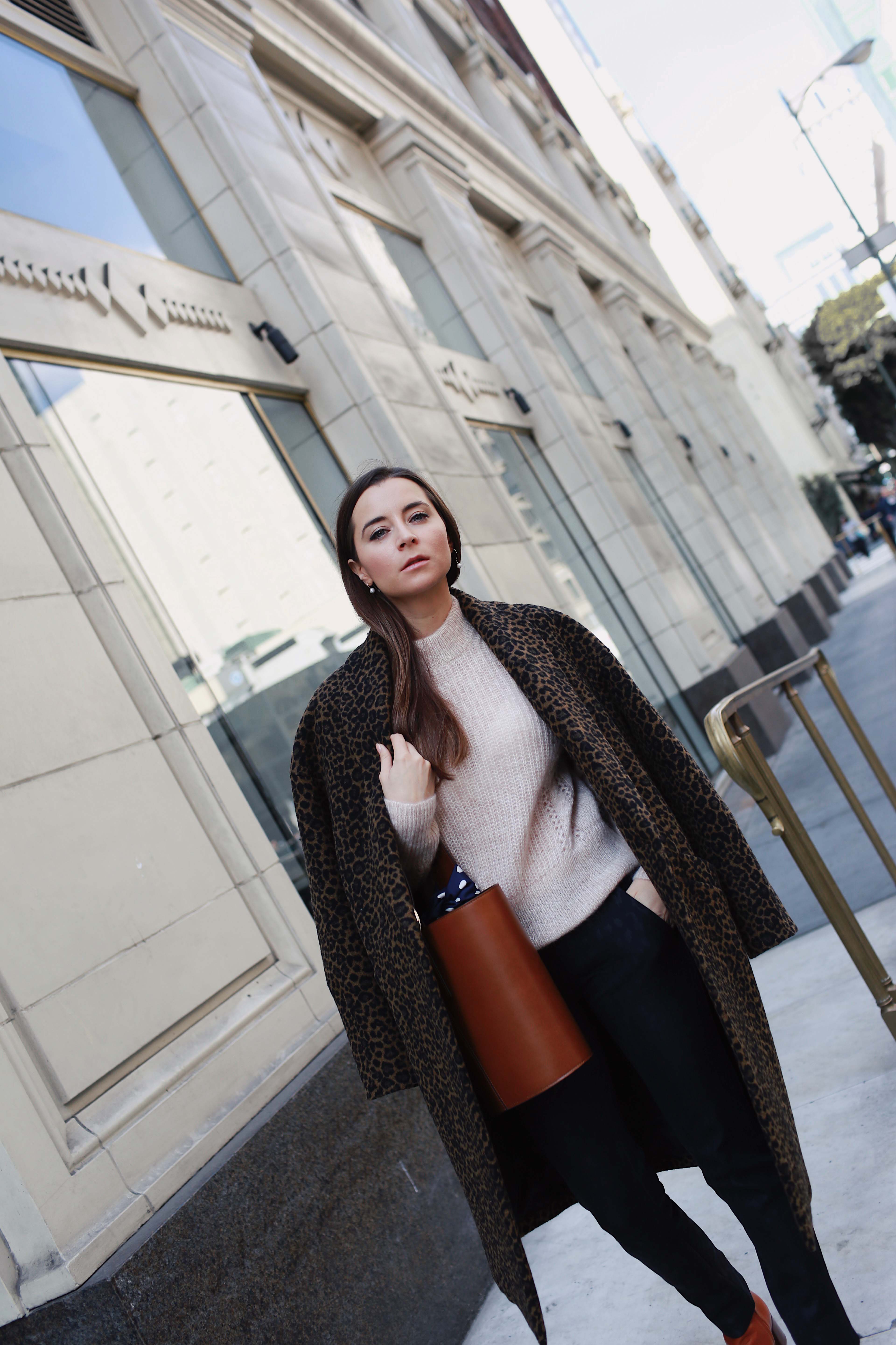 Fall Winter style: How to wear the animal print at work - Selection of my favorite leopard prints. Here wearing a Leopard Coat Tara Jarmon