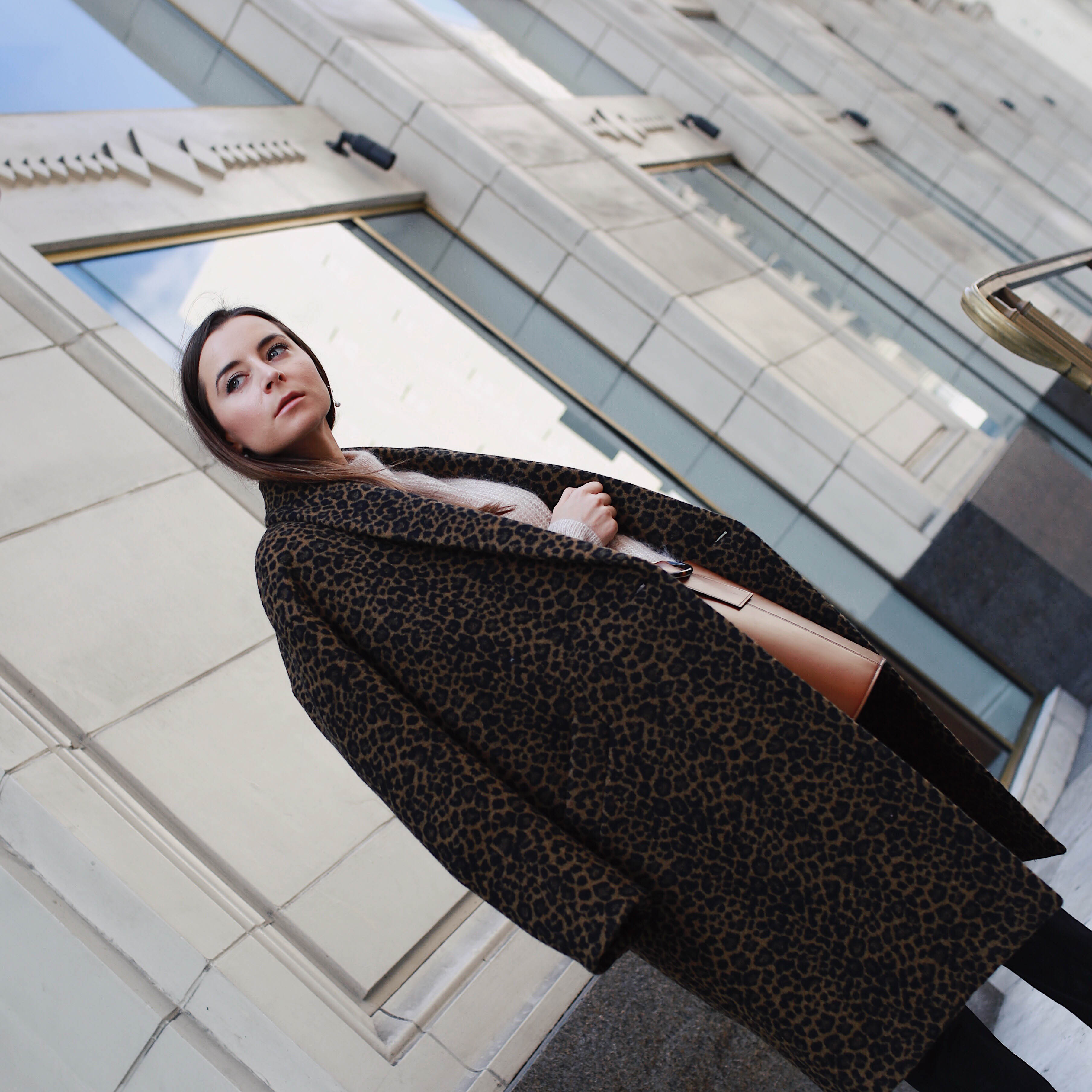 Fall Winter style: How to wear the animal print at work - Selection of my favorite leopard prints. Here wearing a Leopard Coat Tara Jarmon