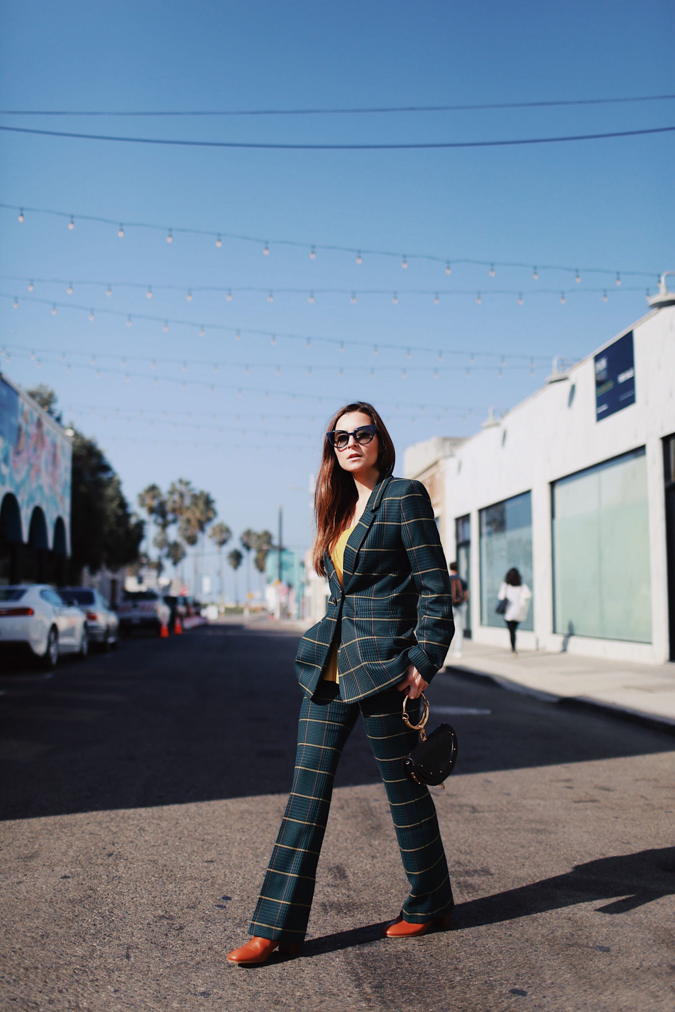 2 ways to style the plaid blazer. Wearing a plaid blazer by Anine Bing - Fall 2018. More on Houseofcomil.com. Blog by @juliacomil French fashion blogger