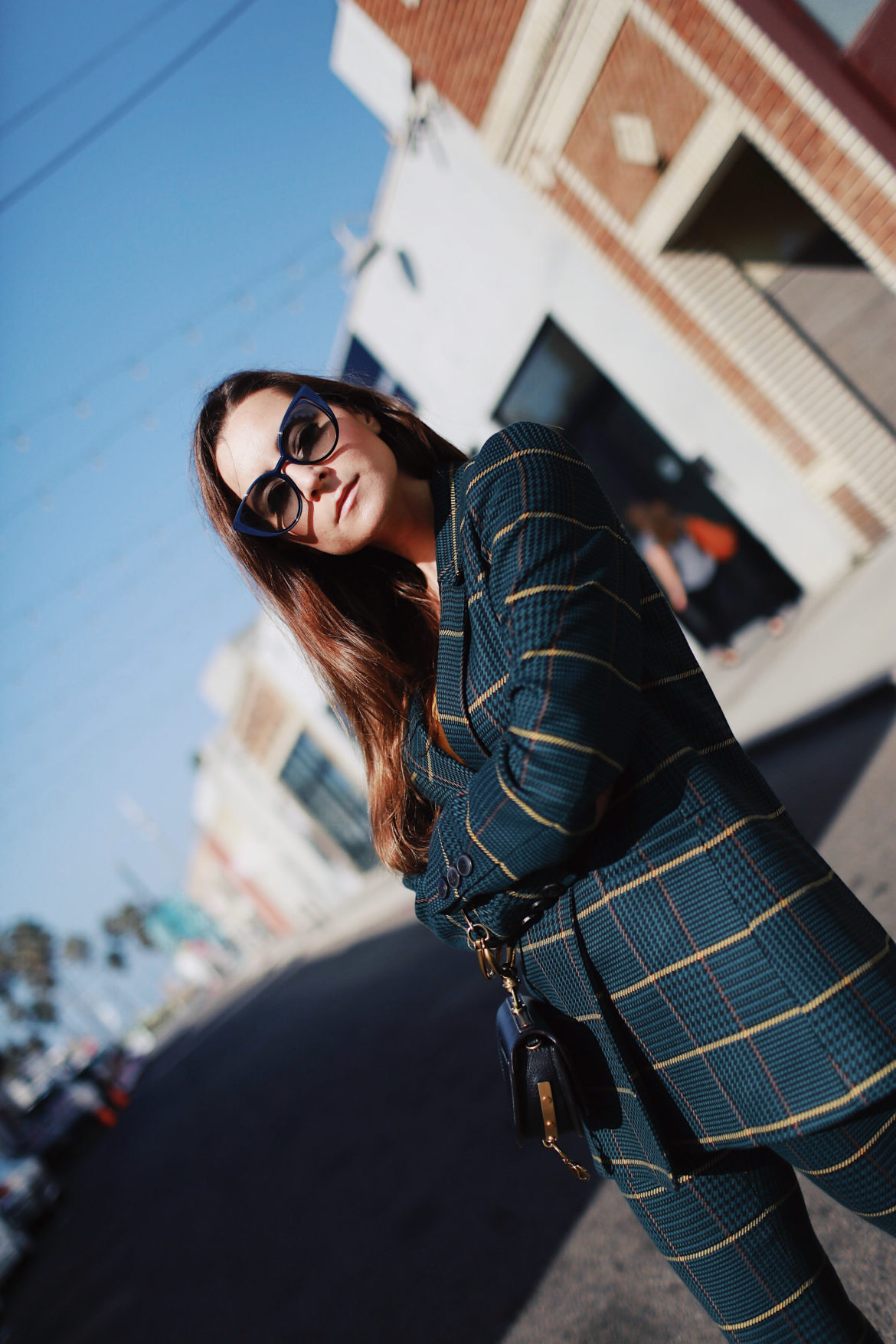 Power suiting with Anine Bing plaid blazer - The plaid blazer to wear this fall. More on Houseofcomil.com. Blog by @juliacomil French fashion blogger