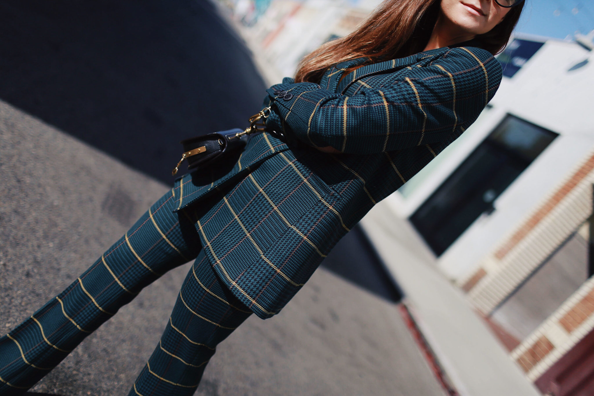 The plaid blazer: Fall must-have piece to wear on repeat. Wearing a plaid blazer by Anine Bing - Fall 2018. More on Houseofcomil.com. Blog by @juliacomil French fashion blogger