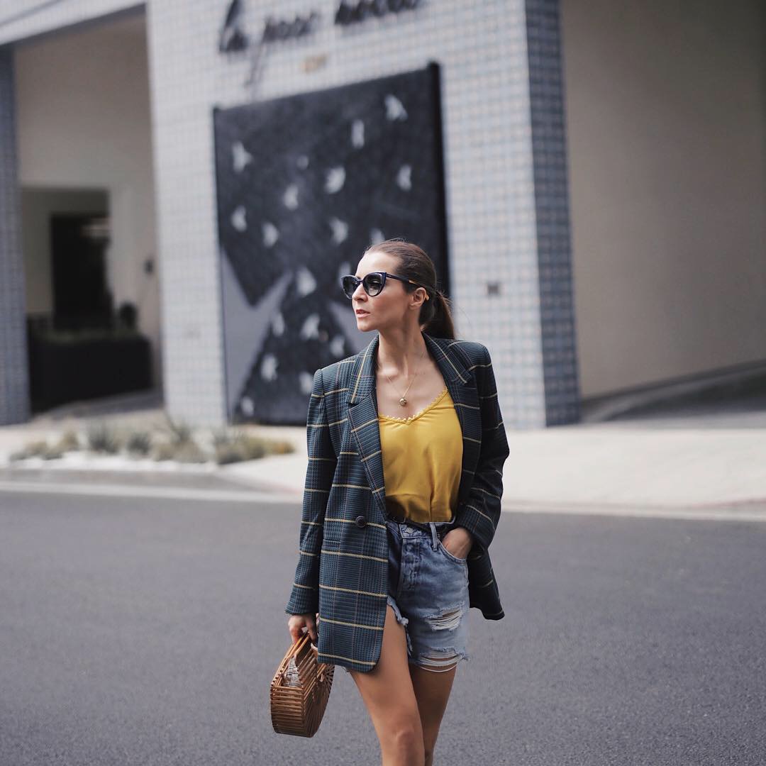 How to style the plaid blazer. Wearing a plaid blazer by Anine Bing - Fall 2018. More on Houseofcomil.com. Blog by @juliacomil French fashion blogger