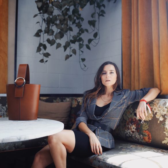 The 90's iconic bike shorts are making their comeback. And they are actually flattering. Find some tips to know how to wear the cycling shorts in 2019. By Julia Comil Fashion Blogger