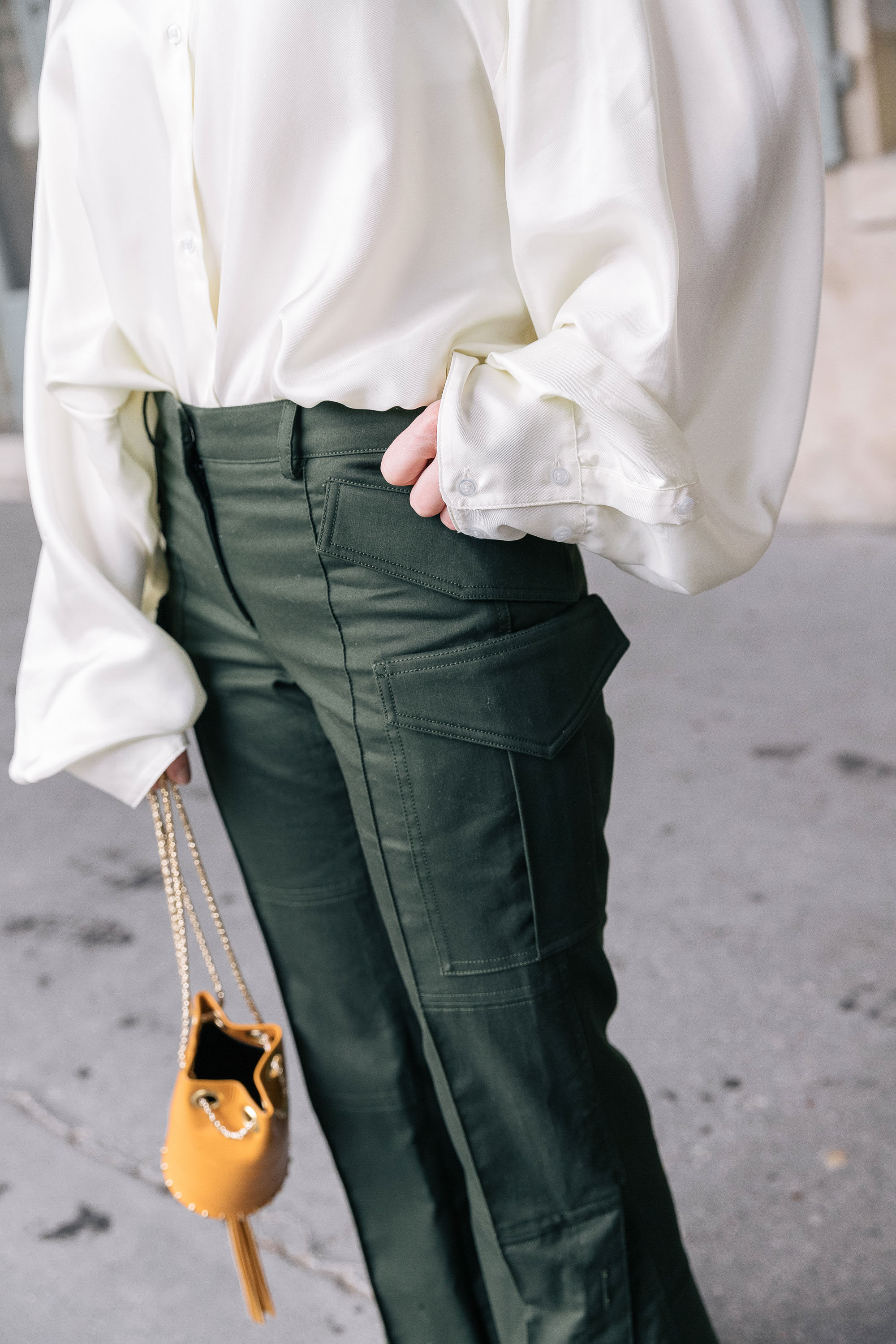 How to style cargo pants for a business meeting - Mode Rsvp