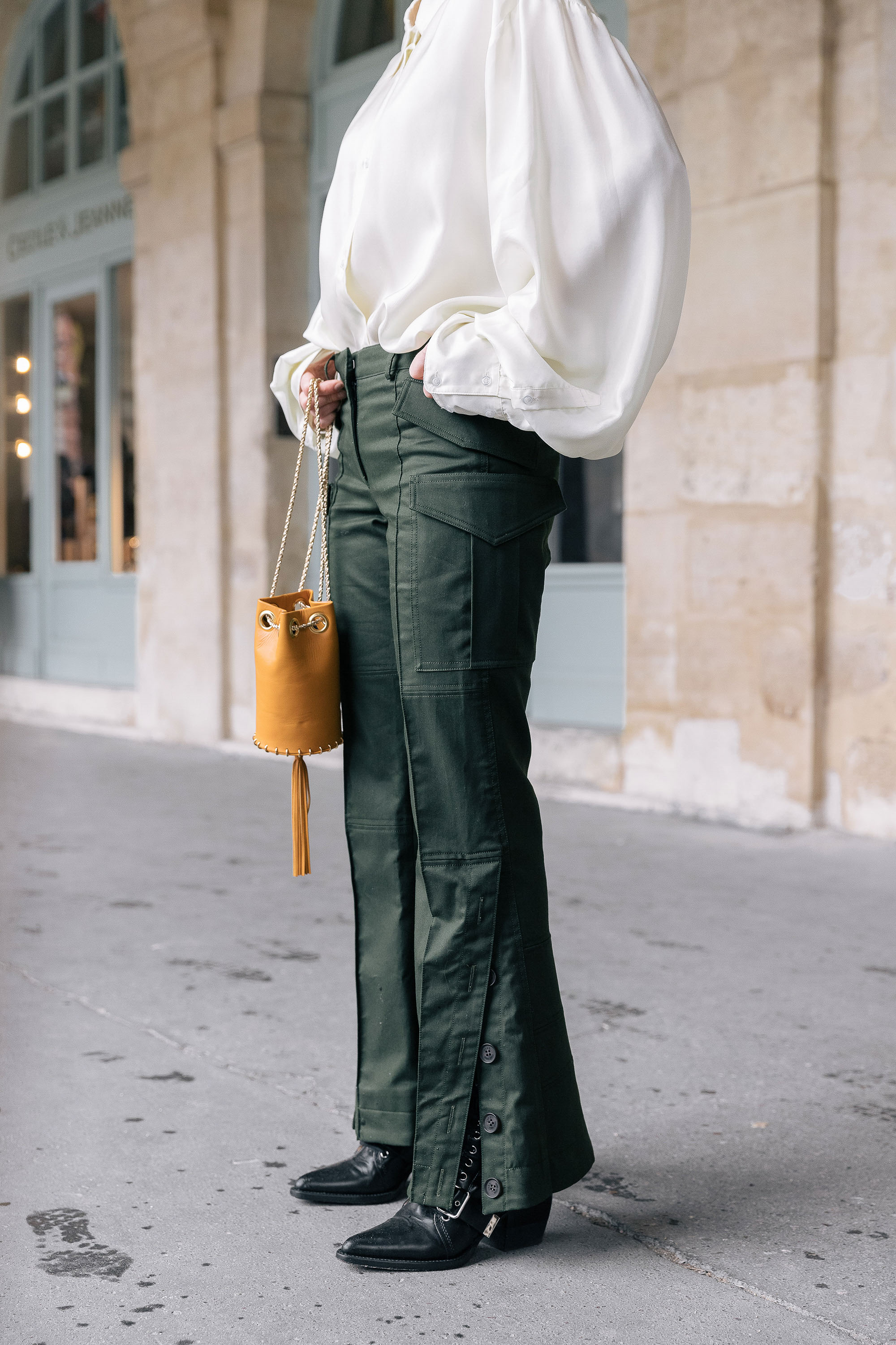 How to style the cargo pants for a business meeting - Julia Comil interviewed by Farfetch - Cargo pants by Rokh - cropped trousers rokh