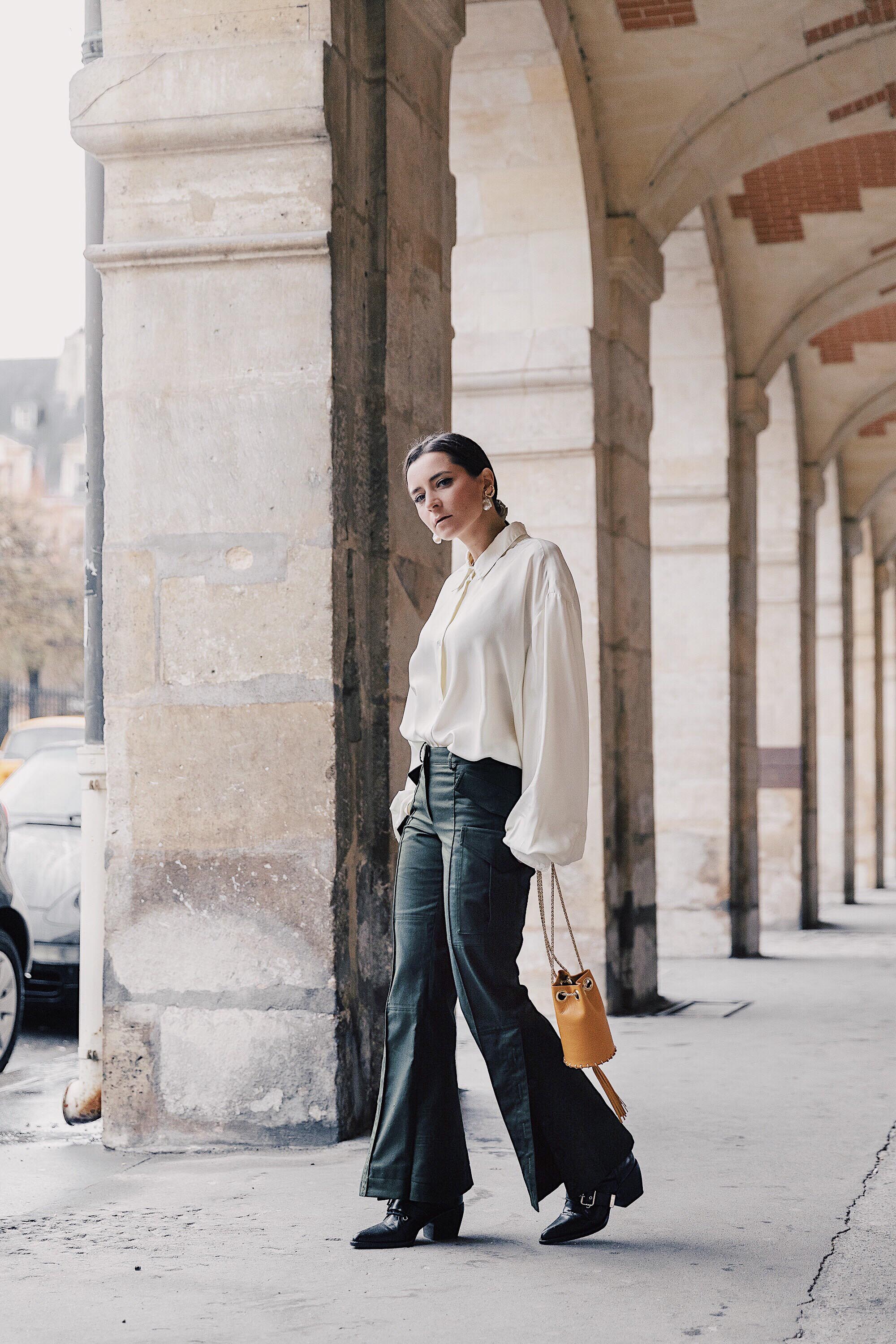 How to style the cargo pants for a business meeting - Julia Comil interviewed by Farfetch - Cargo pants by Rokh - cropped trousers rokh