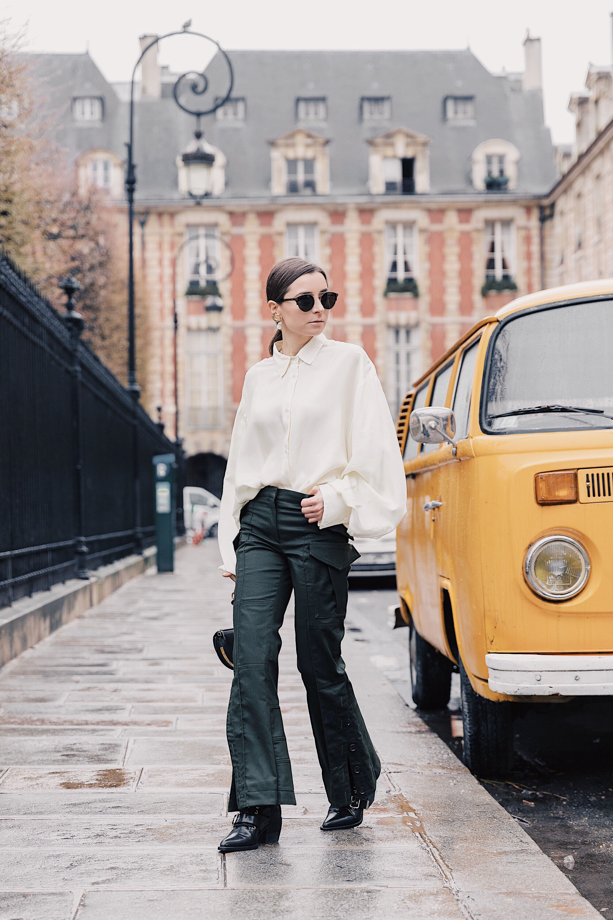 How to style the cargo pants for a business meeting - Julia Comil interviewed by Farfetch - Cargo pants by Rokh - cropped trousers rokh