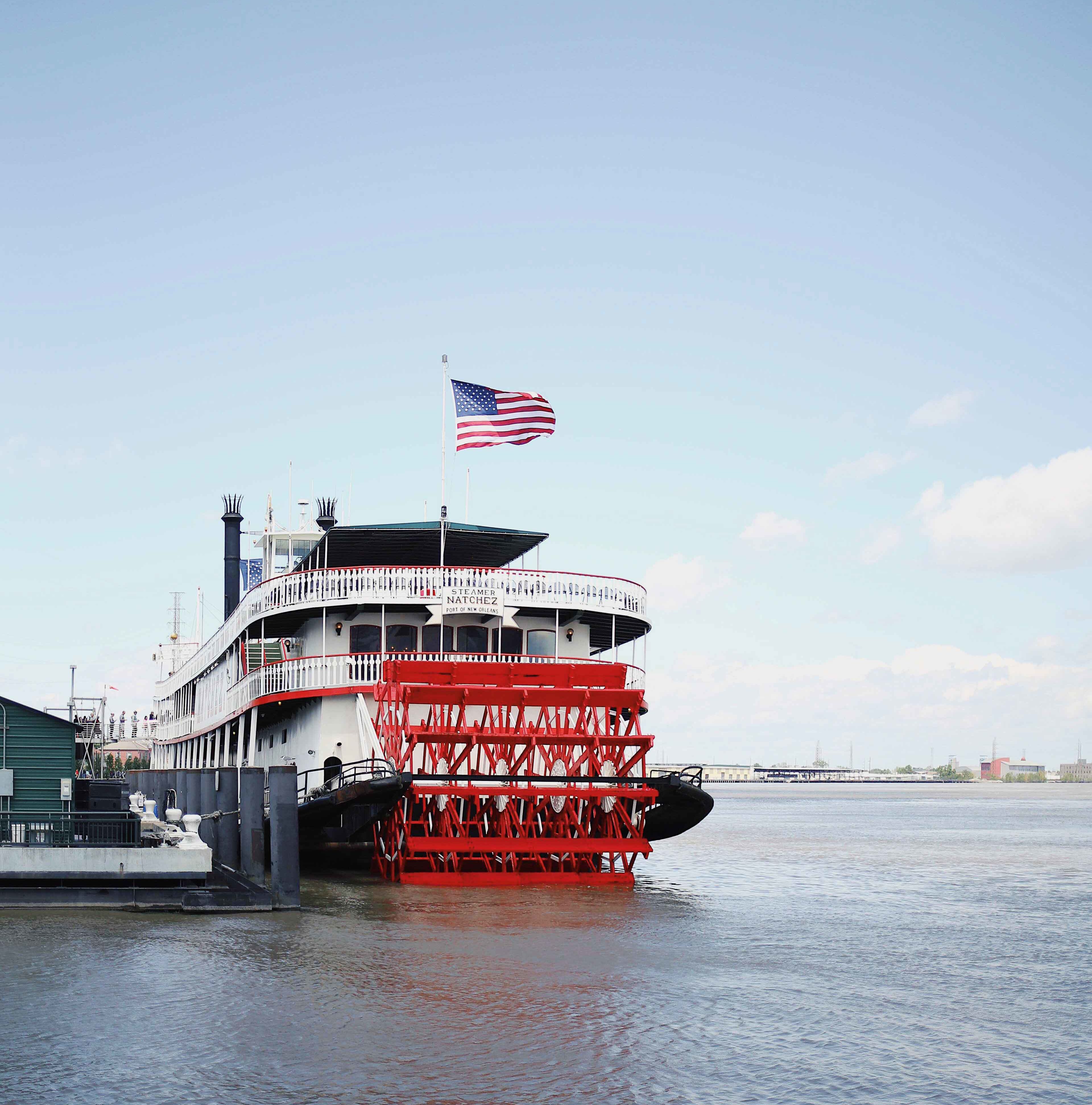 Mississippi River Boat cruise - New Orleans Mardi Gras Spanish architecture visit of the French Quarter in New Orleans - Visit of the French Quarter in New Orleans - Horse French Quarter New Orleans Travel Guide - NOLA City guide - by fashion blogger Julia Comil