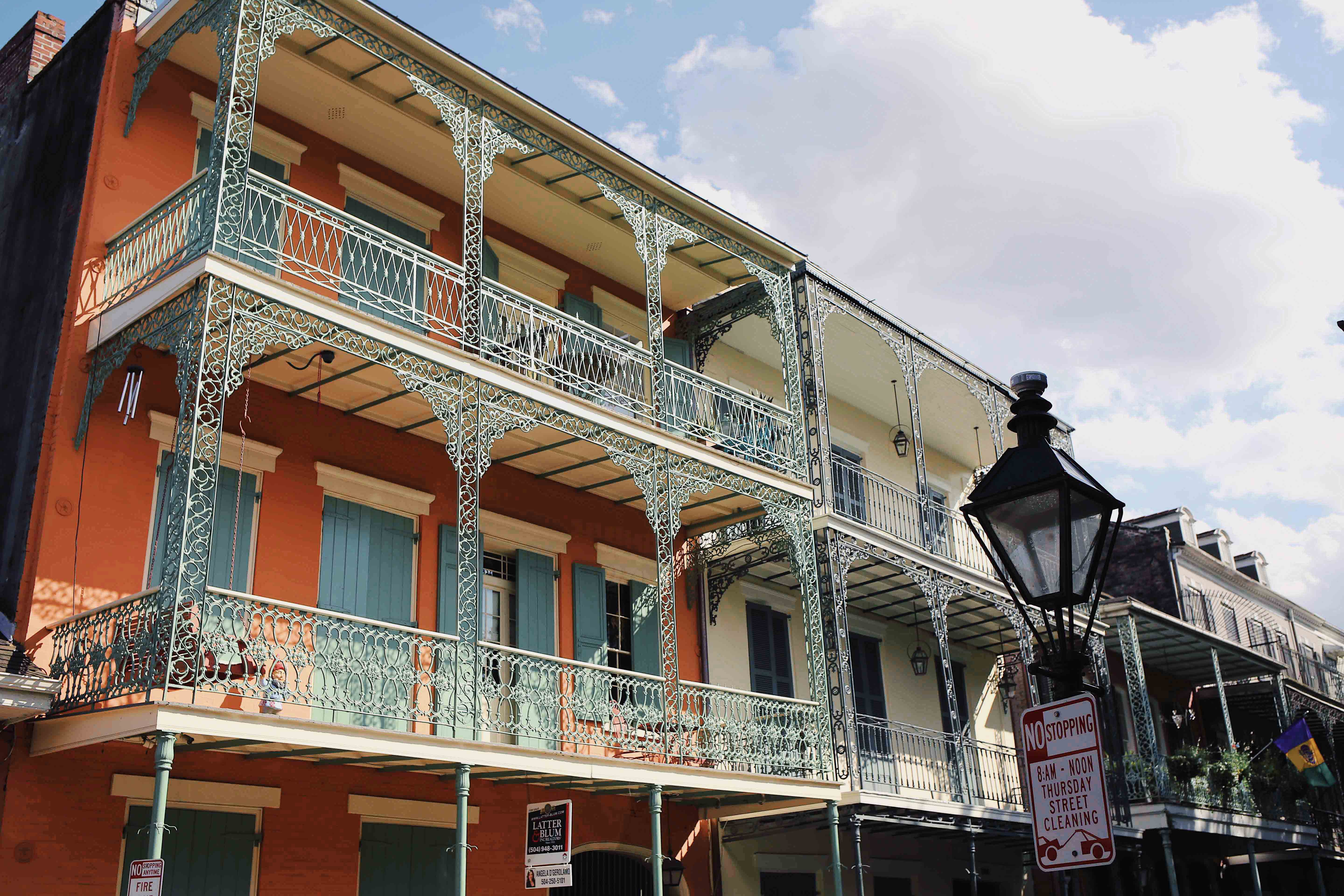 Spanish architecture visit of the French Quarter in New Orleans - Visit of the French Quarter in New Orleans - Horse French Quarter New Orleans Travel Guide - NOLA City guide - by fashion blogger Julia Comil