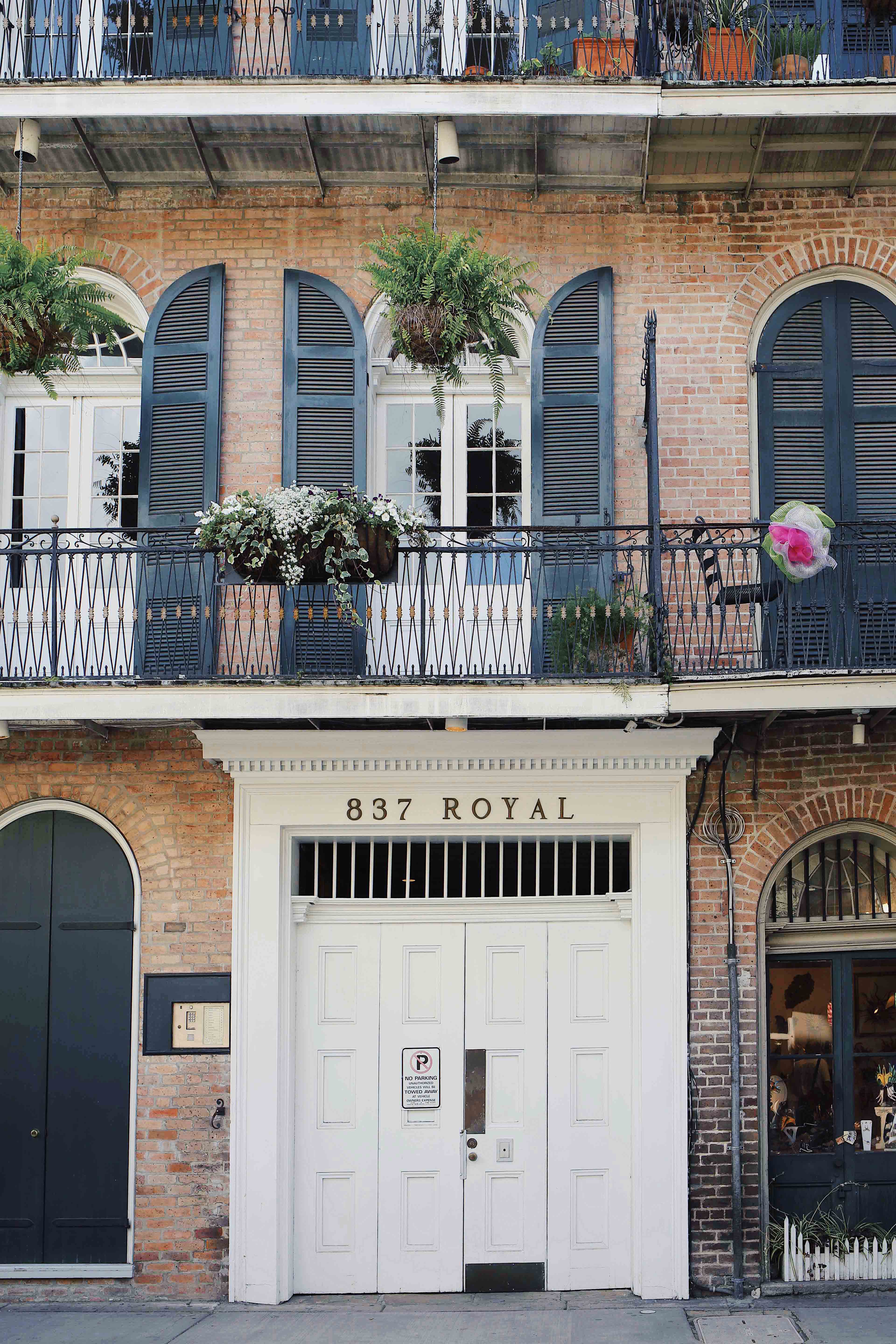 Royal street shopping French quarter - New Orleans Travel Guide - NOLA City guide - by fashion blogger Julia Comil