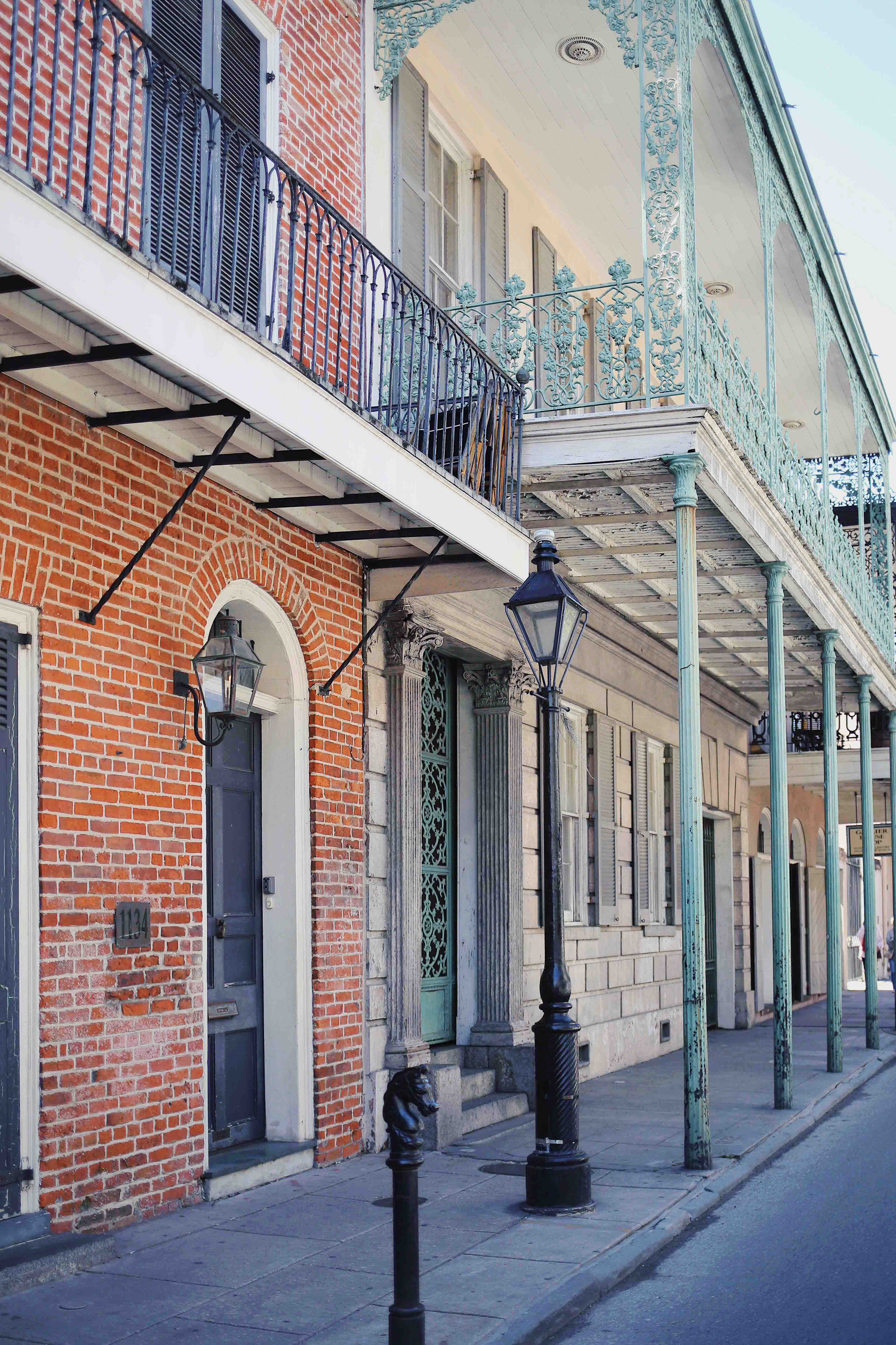 Spanish architecture visit of the French Quarter in New Orleans - Visit of the French Quarter in New Orleans - Horse French Quarter New Orleans Travel Guide - NOLA City guide - by fashion blogger Julia Comil