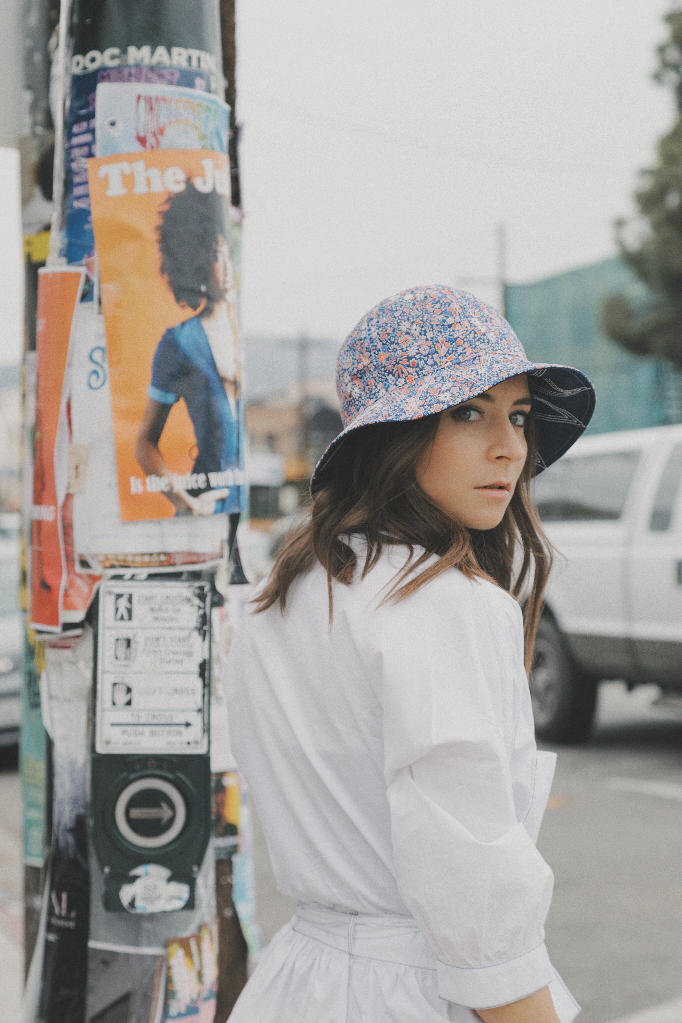 Summer hats 2019: Visor hat, bucket hat, ribbon straw hat, raw edge straw bar. Your summer essentials edited by Julia Comil French fashion blogger in Los Angeles