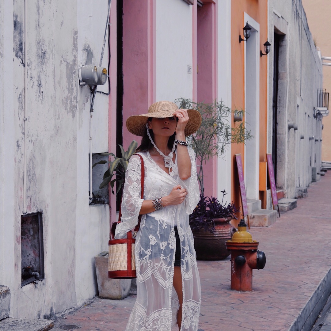 Summer hats 2019: Visor hat, bucket hat, ribbon straw hat, raw edge straw bar. Your summer essentials edited by Julia Comil French fashion blogger in Los Angeles