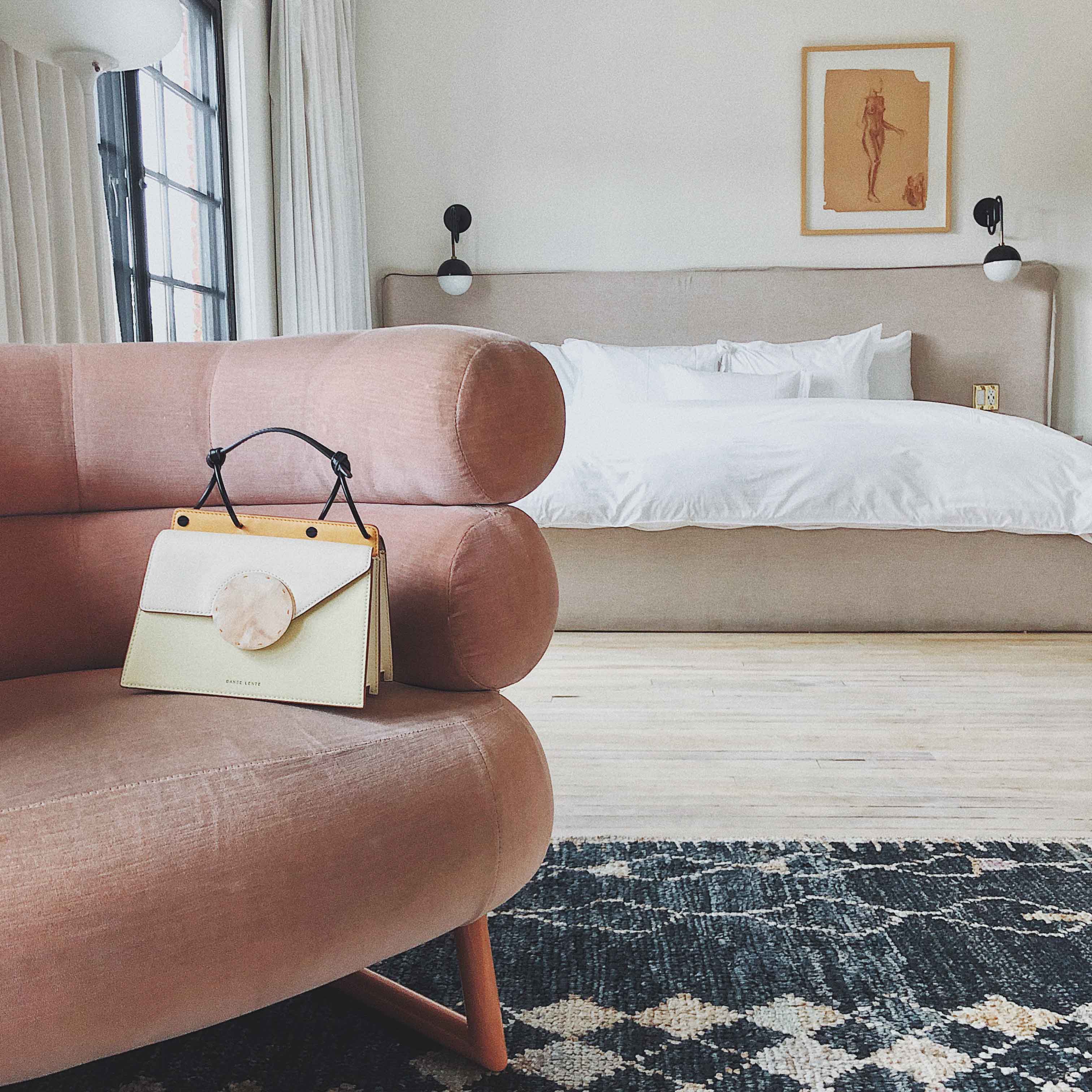 Discover the hidden gem Hotel Covell: a small luxury boutique hotel in Los Angeles. Parisian vibes and opulant rooms: Hotel Covell is a luxury independent hotel for short / long term stay. Review by French Fashion Blogger Julia Comil. Pink velvet chair and bag by danse lente