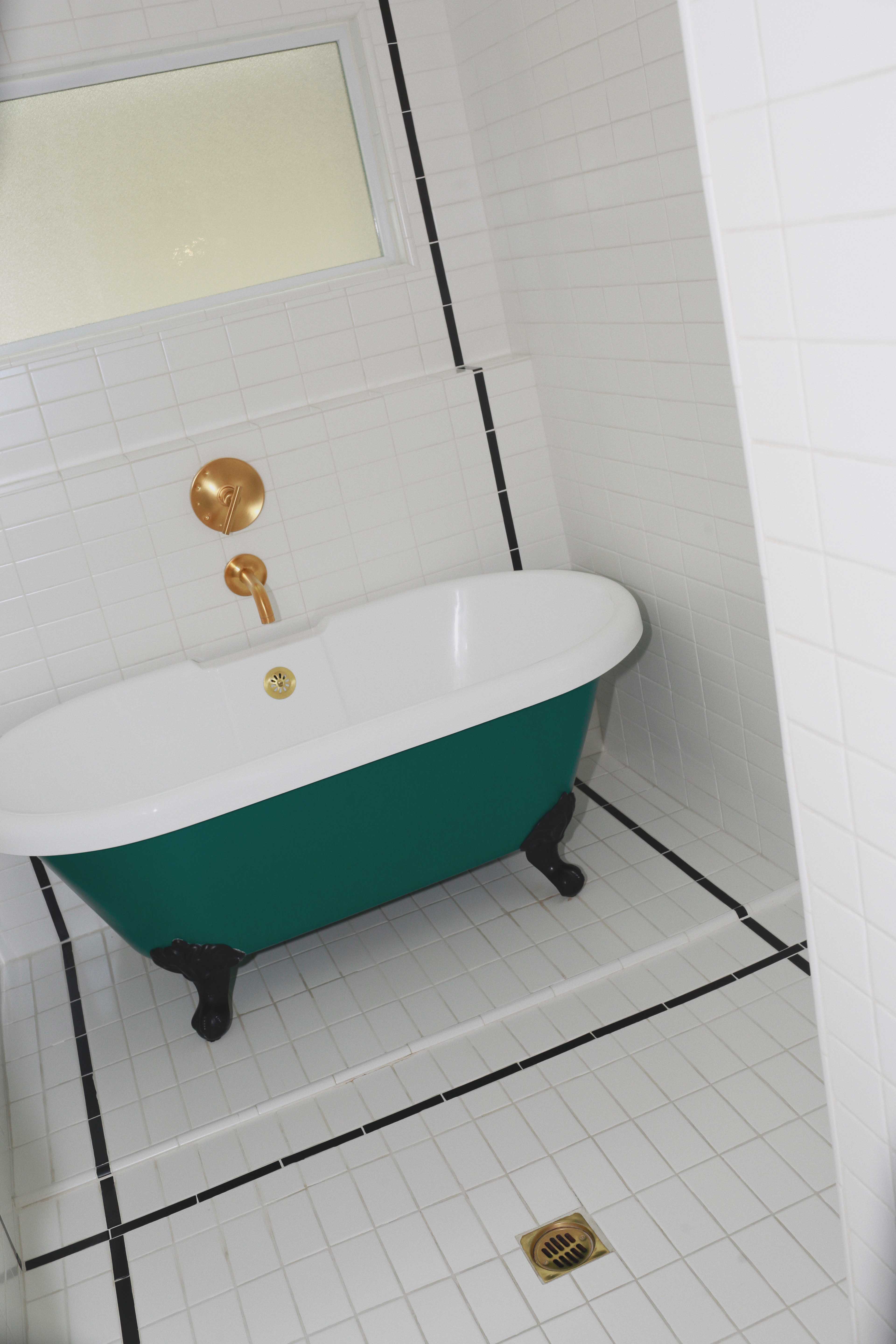 Discover the hidden gem Hotel Covell: a small luxury boutique hotel in Los Angeles. Parisian vibes and opulant rooms: Hotel Covell is a luxury independent hotel for short / long term stay. Review by French Fashion Blogger Julia Comil. Bathtub with legs