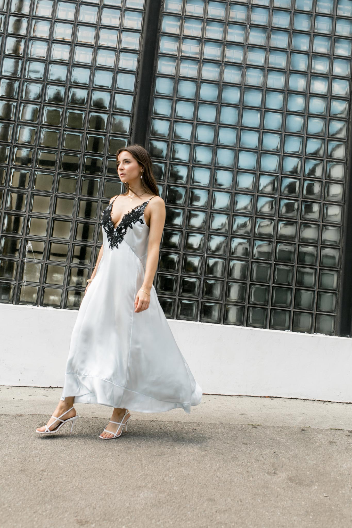 90's style: How to wear the satin slip dress - by french fashion blogger julia comil