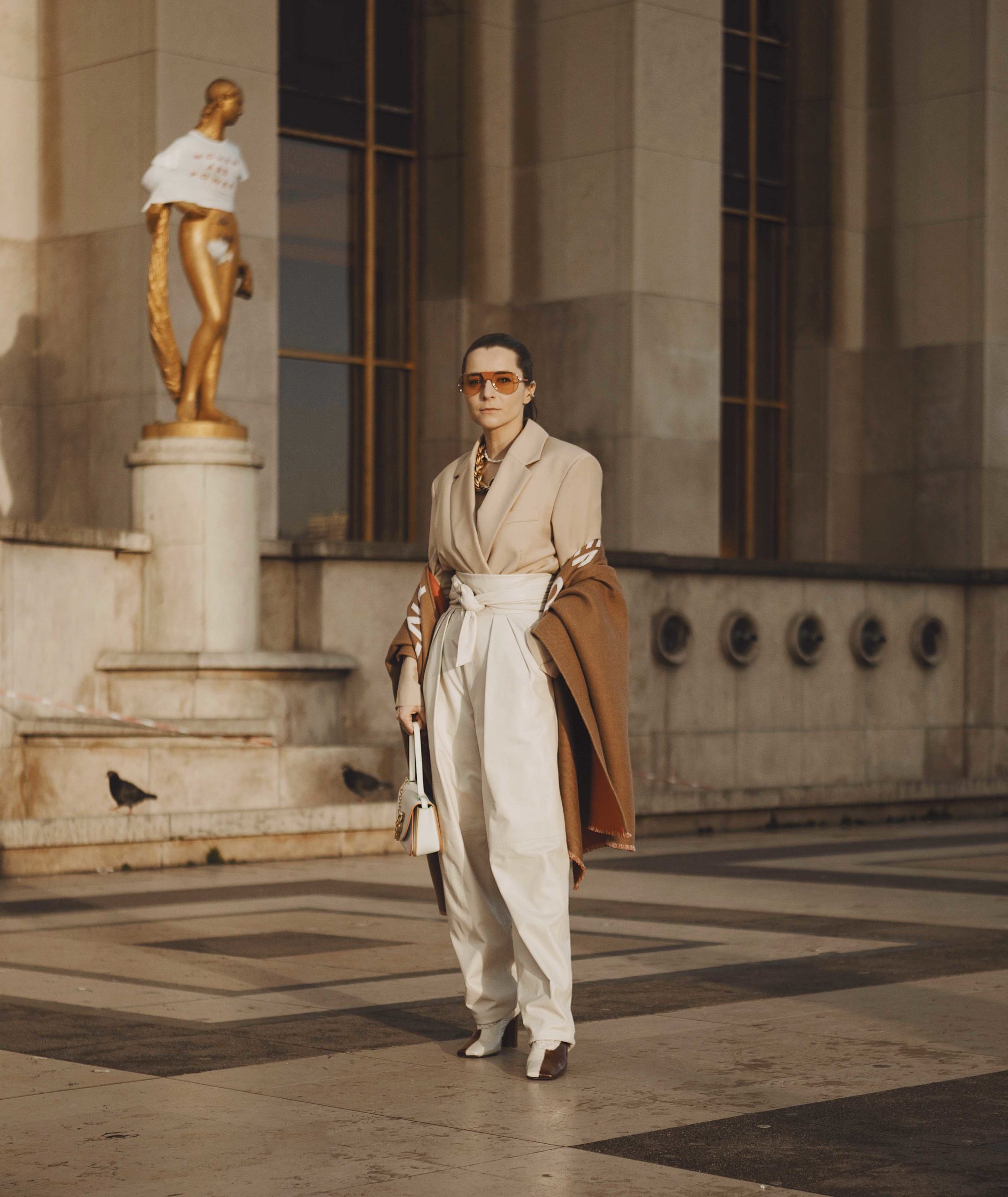 Tucked-blazer-paris-fashion-week-street-style-2020-AW-march-2020-julia-comil