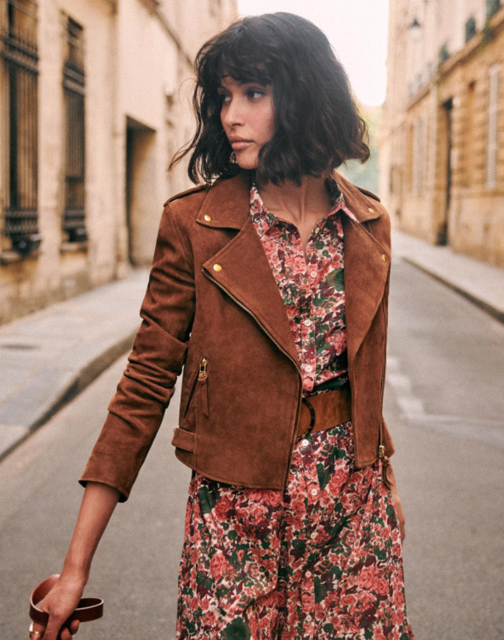 The woman biker jacket is a French staple: timeless and effortless chic! Selection of the best premium leather jacket at an affordable price - Sezane brown leather jacket