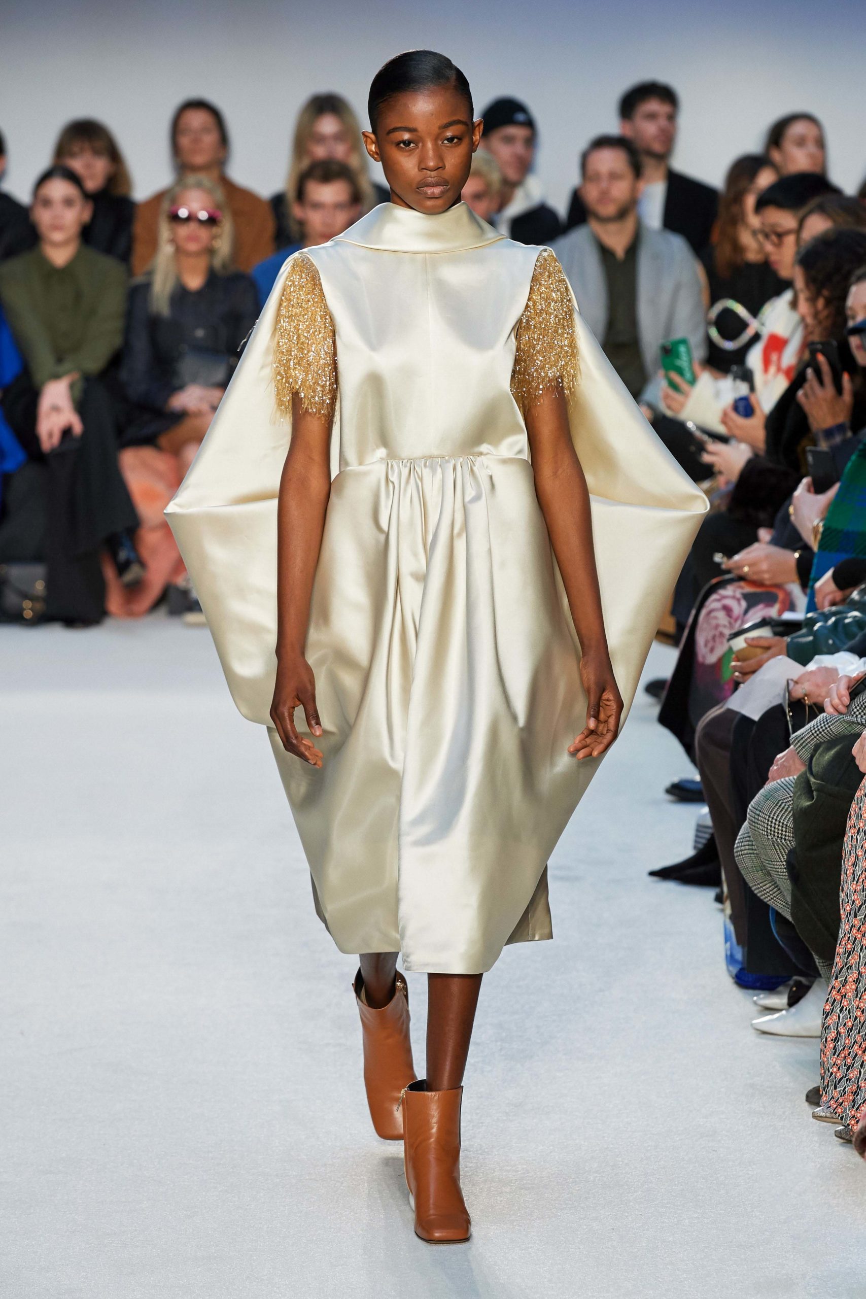 JW Anderson Mode Fall 2020 trends runway coverage Ready To Wear Vogue cape dress feather