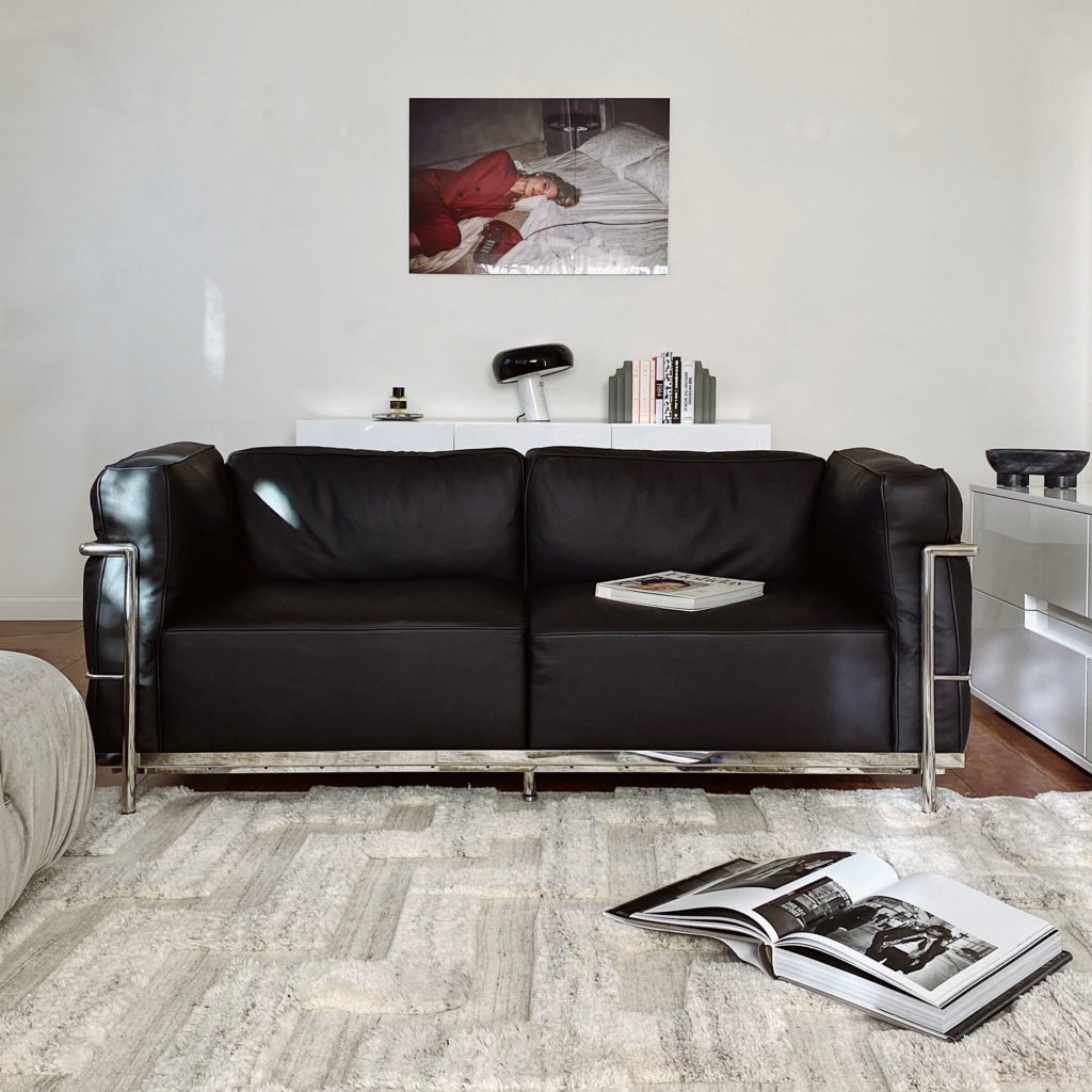 Modern furniture - Eternity Modern sofa review: Le Corbusier LC3  reproduction - Mode Rsvp