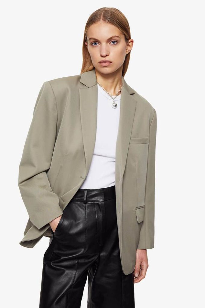 Edgy style: Best 10 anine bing pieces to wear all year round. Anine Bing Quinn blazer oversized blazer. More chic minimal style on Modersvp.com