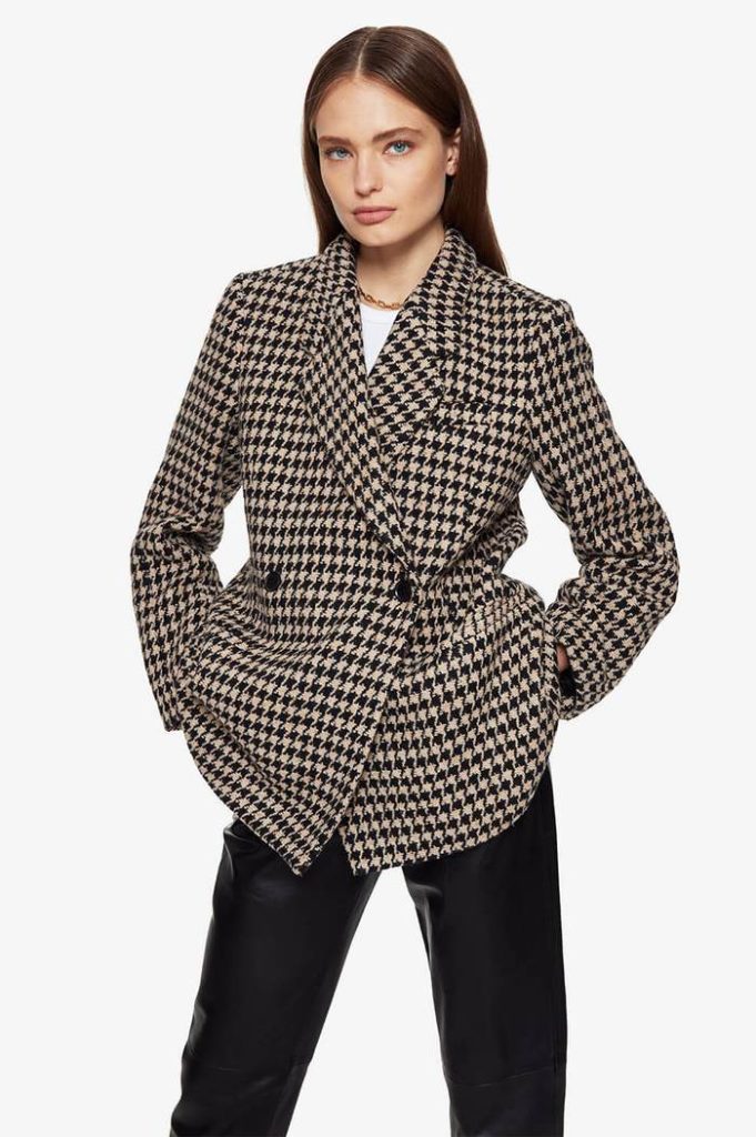 Edgy style: Best 10 anine bing pieces to wear all year round. Anine Bing Kaia houndstooth blazer oversized blazer. More chic minimal style on Modersvp.com