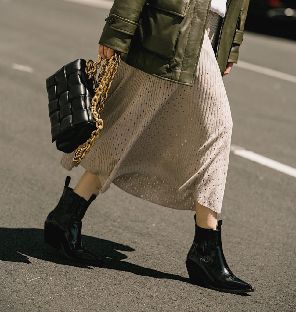 Anine-Bing-black city cowboy boots in patent leather bag bottega veneta styled by Julia Comil